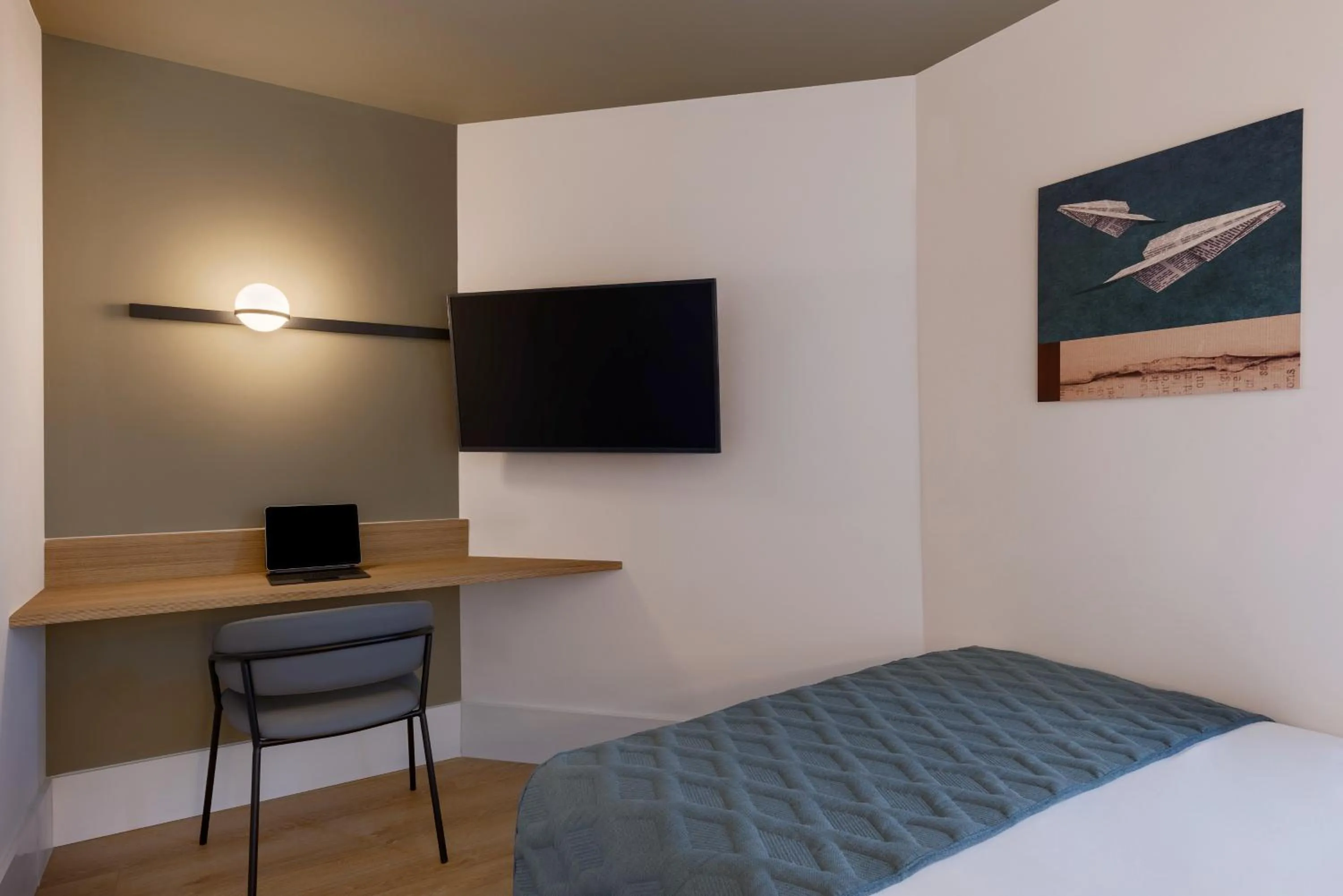 Photo of the whole room, Bed in Metropolitan Hotel