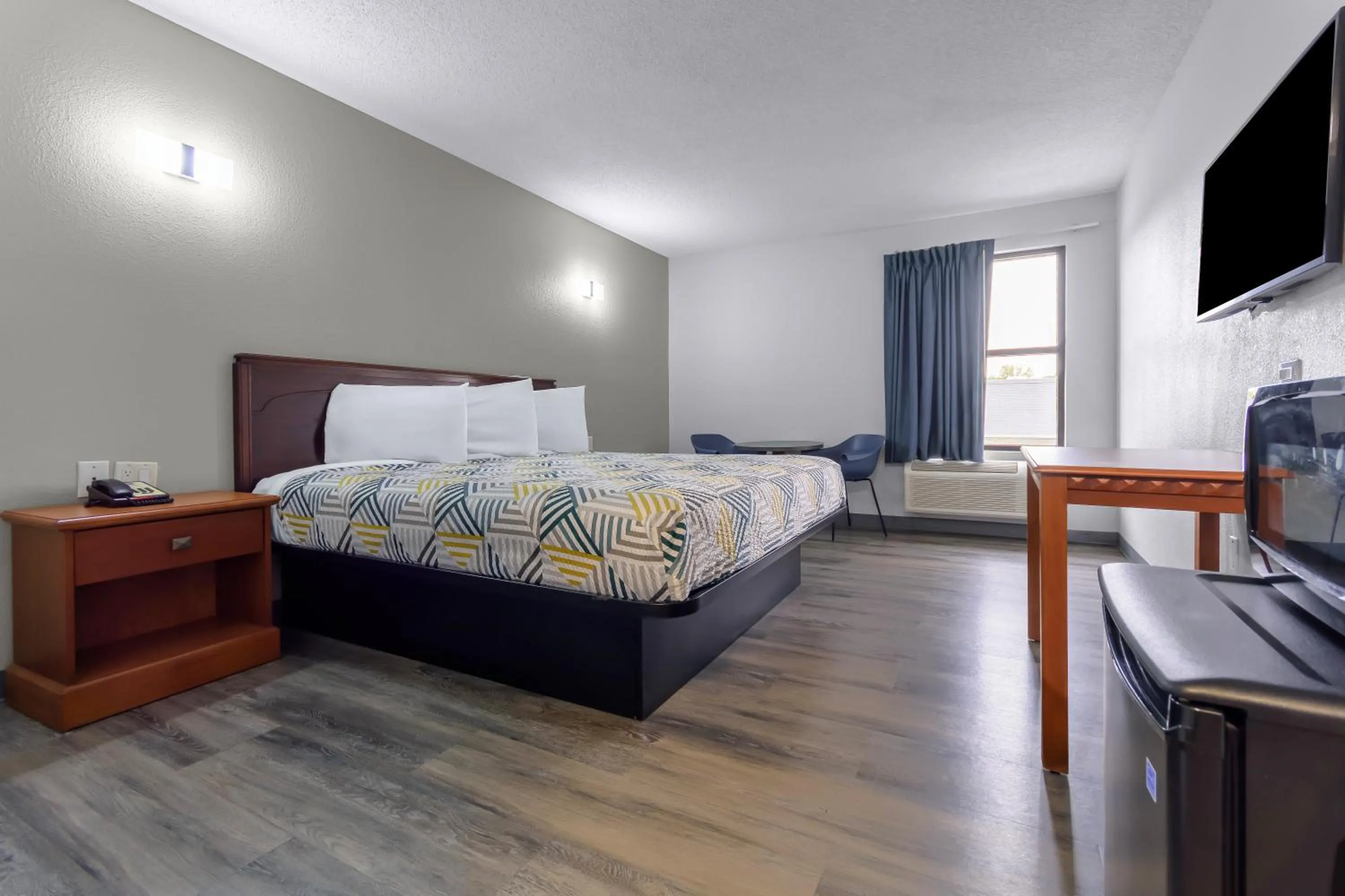 Bedroom, Bed in Motel 6 - Franklin, OH