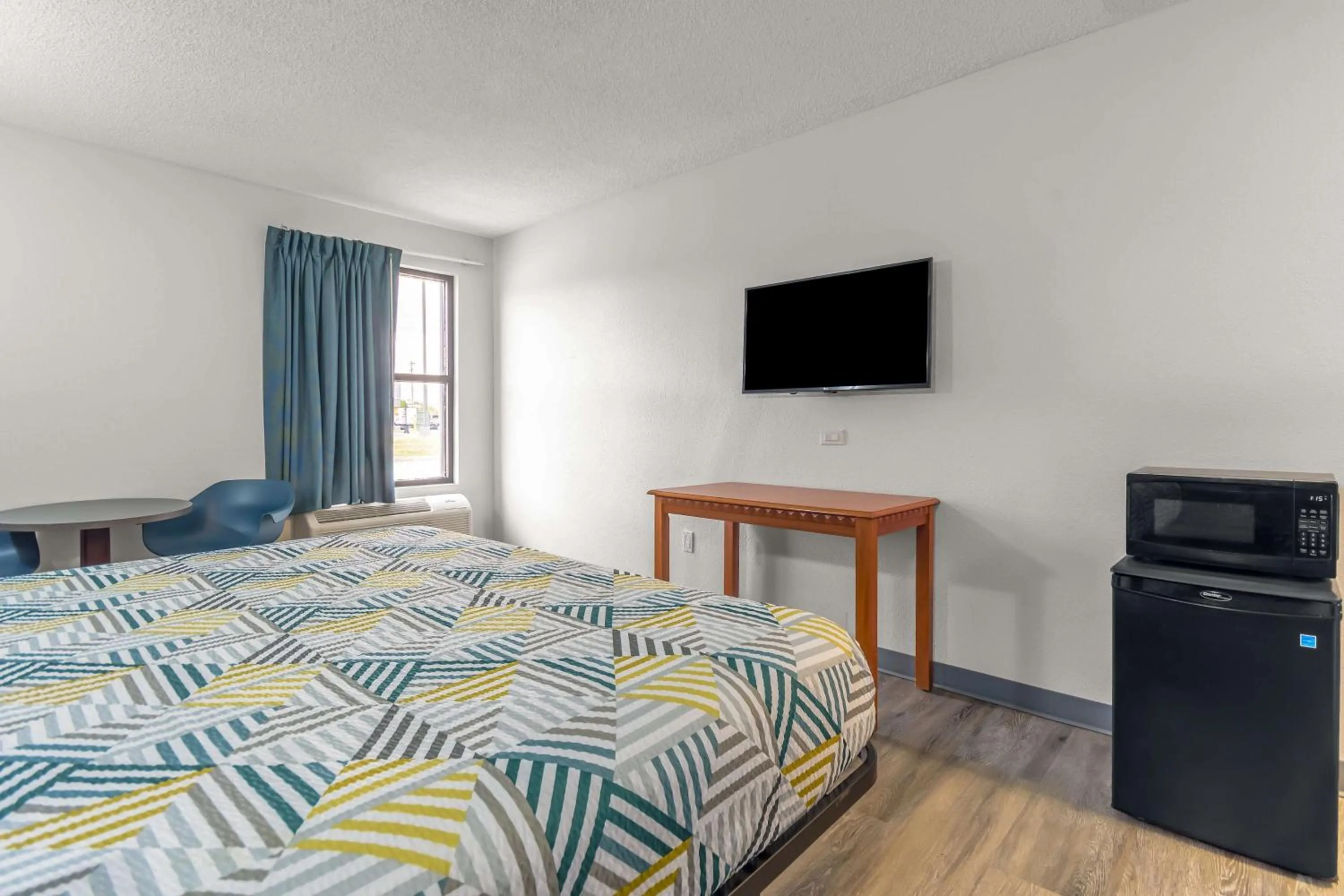 Bedroom, Bed in Motel 6 - Franklin, OH