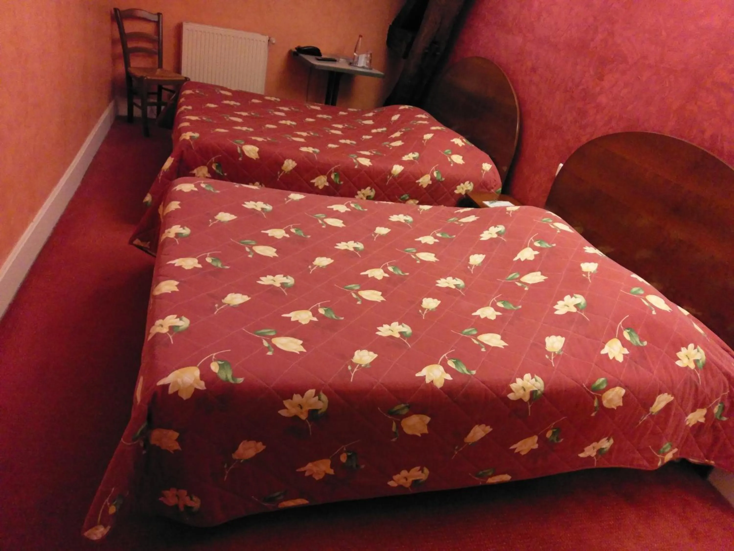 Bed in Logis de L'Europe Restaurant Le Cepage