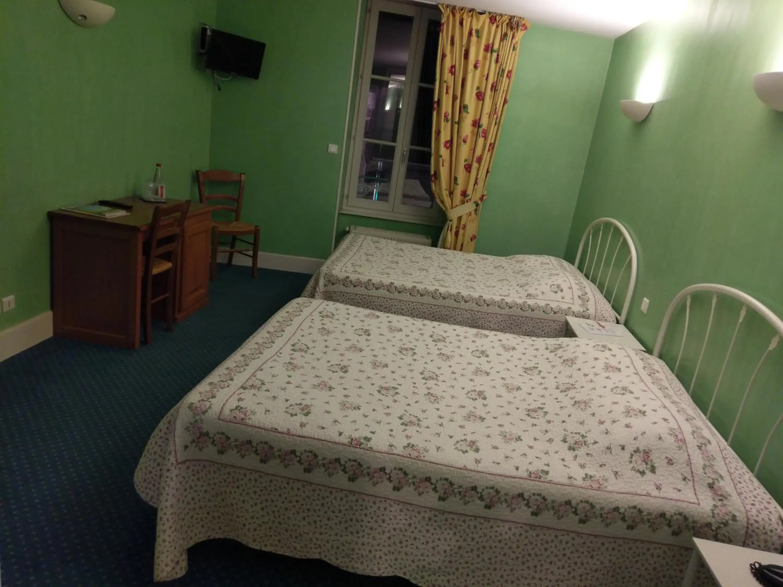 Quadruple Room in Logis de L'Europe Restaurant Le Cepage Quadruple Room in Logis de L'Europe Restaurant Le Cepage