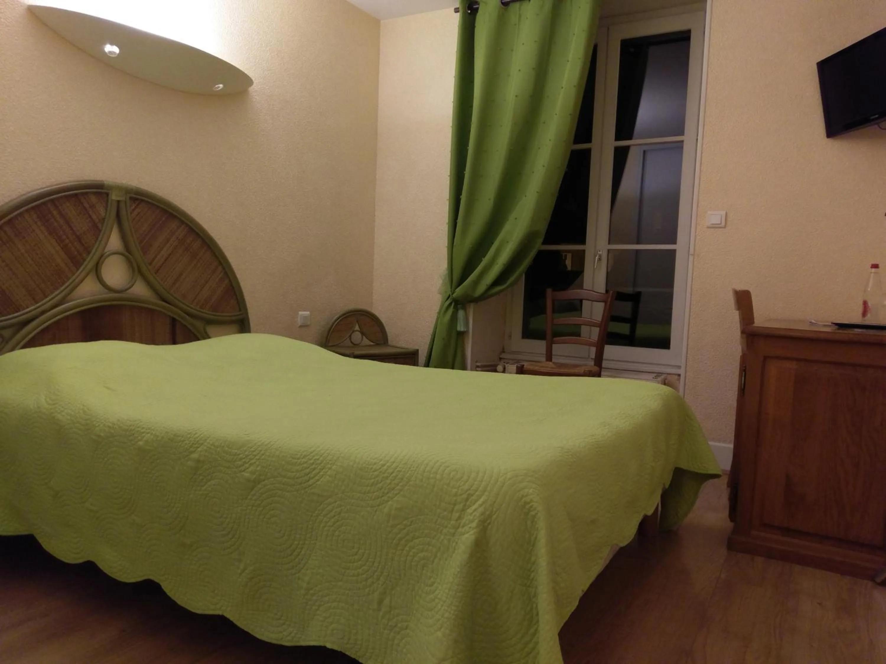 Bed in Logis de L'Europe Restaurant Le Cepage