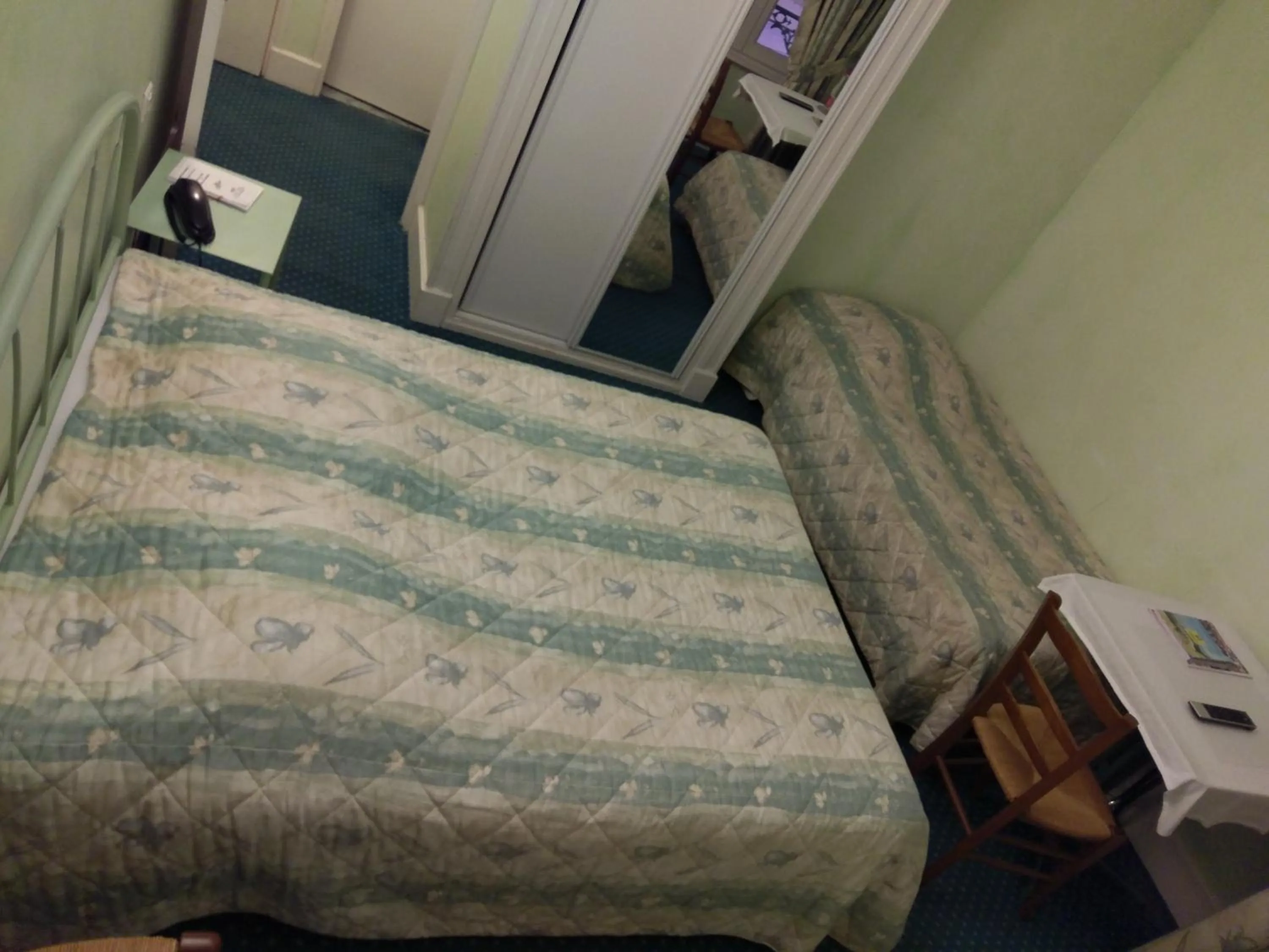 Bed in Logis de L'Europe Restaurant Le Cepage