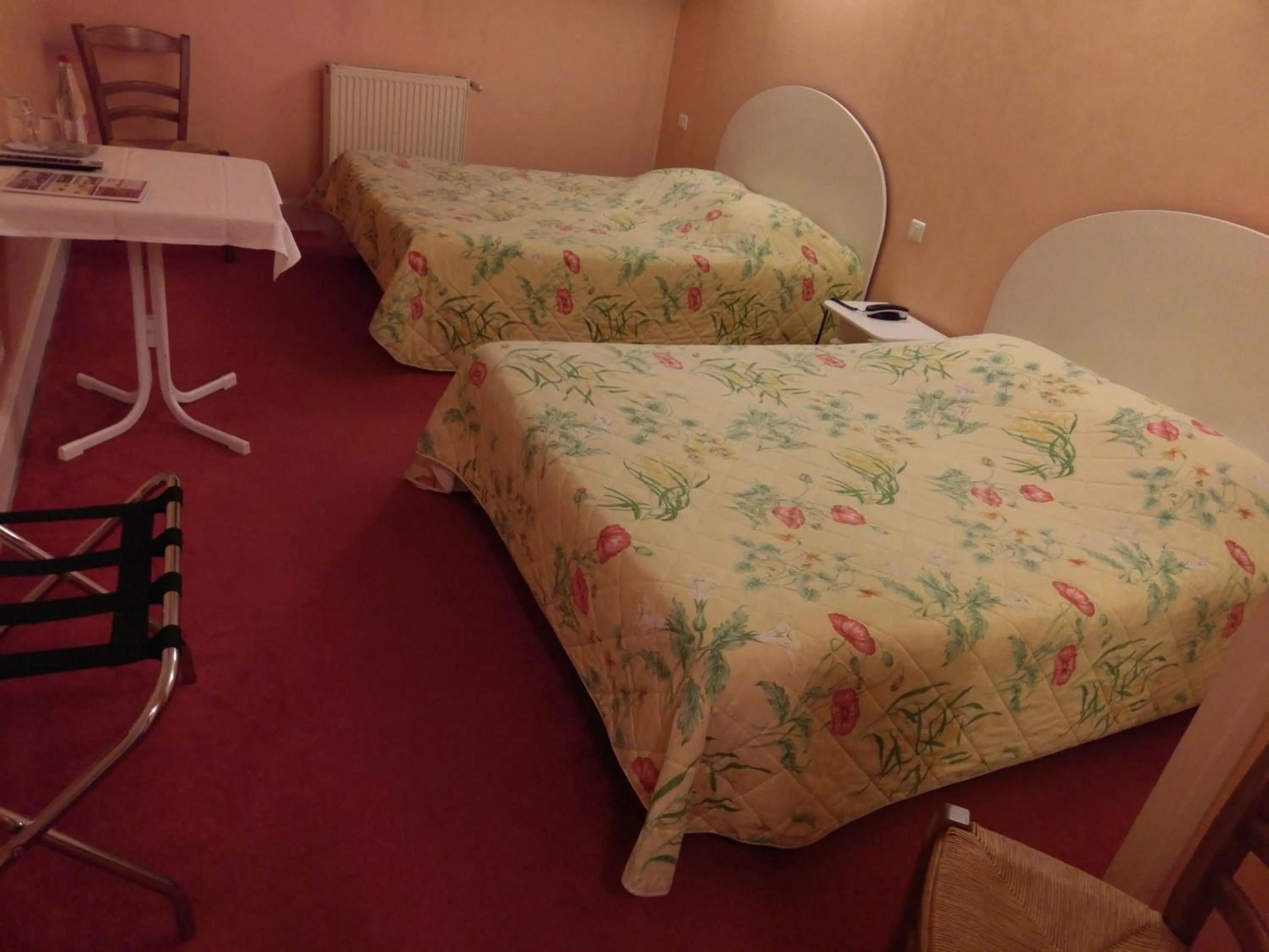 Bed in Logis de L'Europe Restaurant Le Cepage