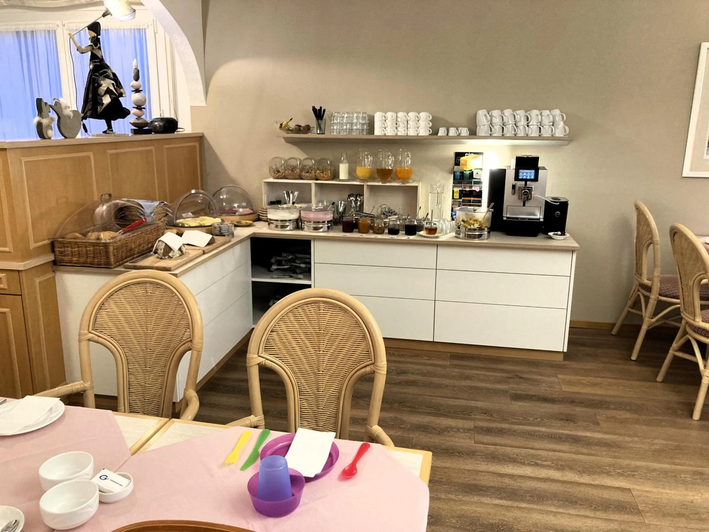 Breakfast in Villa Siesta, Park & Pool Living