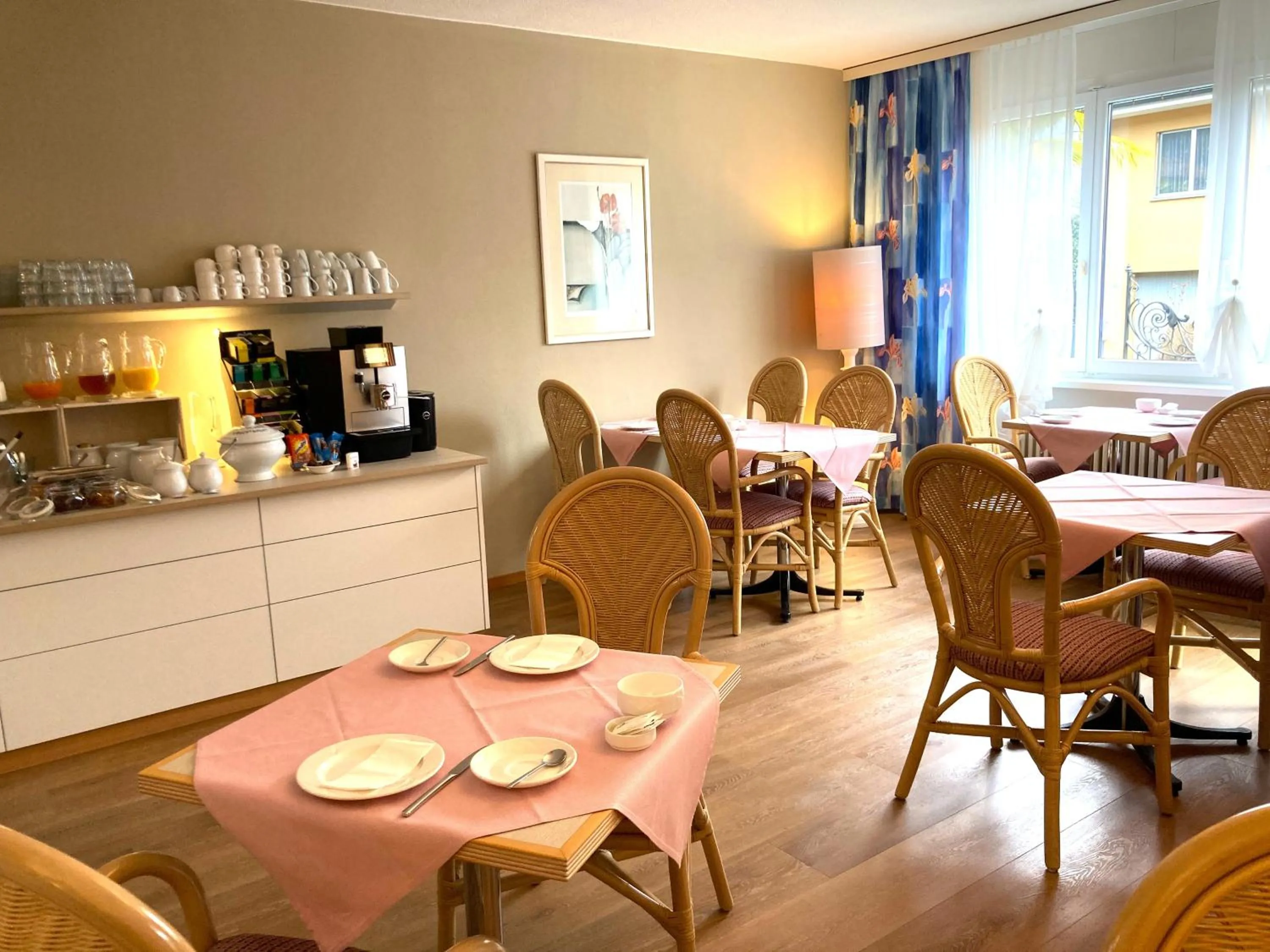 Breakfast in Villa Siesta, Park & Pool Living