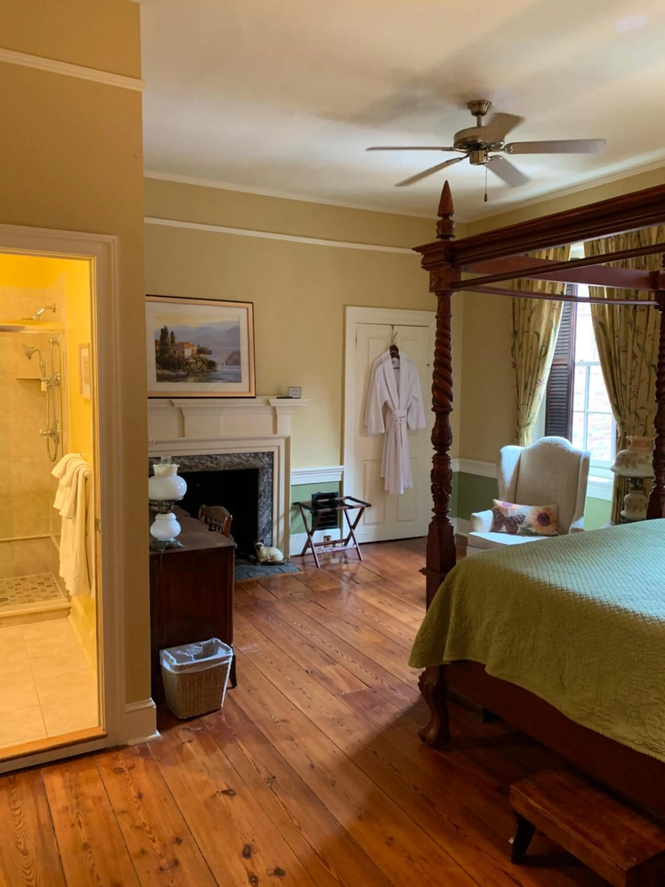 Bedroom, Bed in The Lily Inn - Burlington