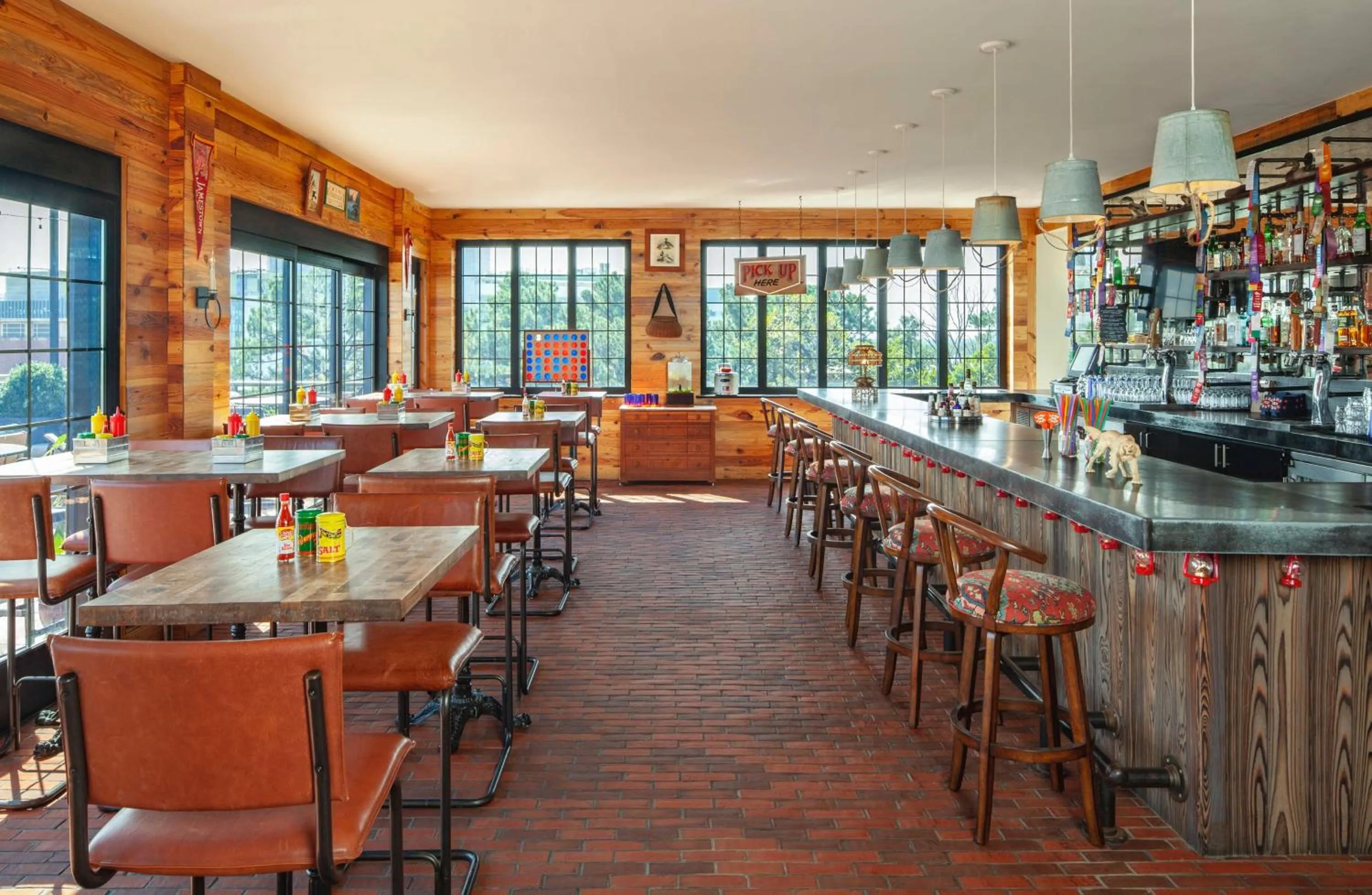 Lounge or bar in Graduate by Hilton Charlottesville