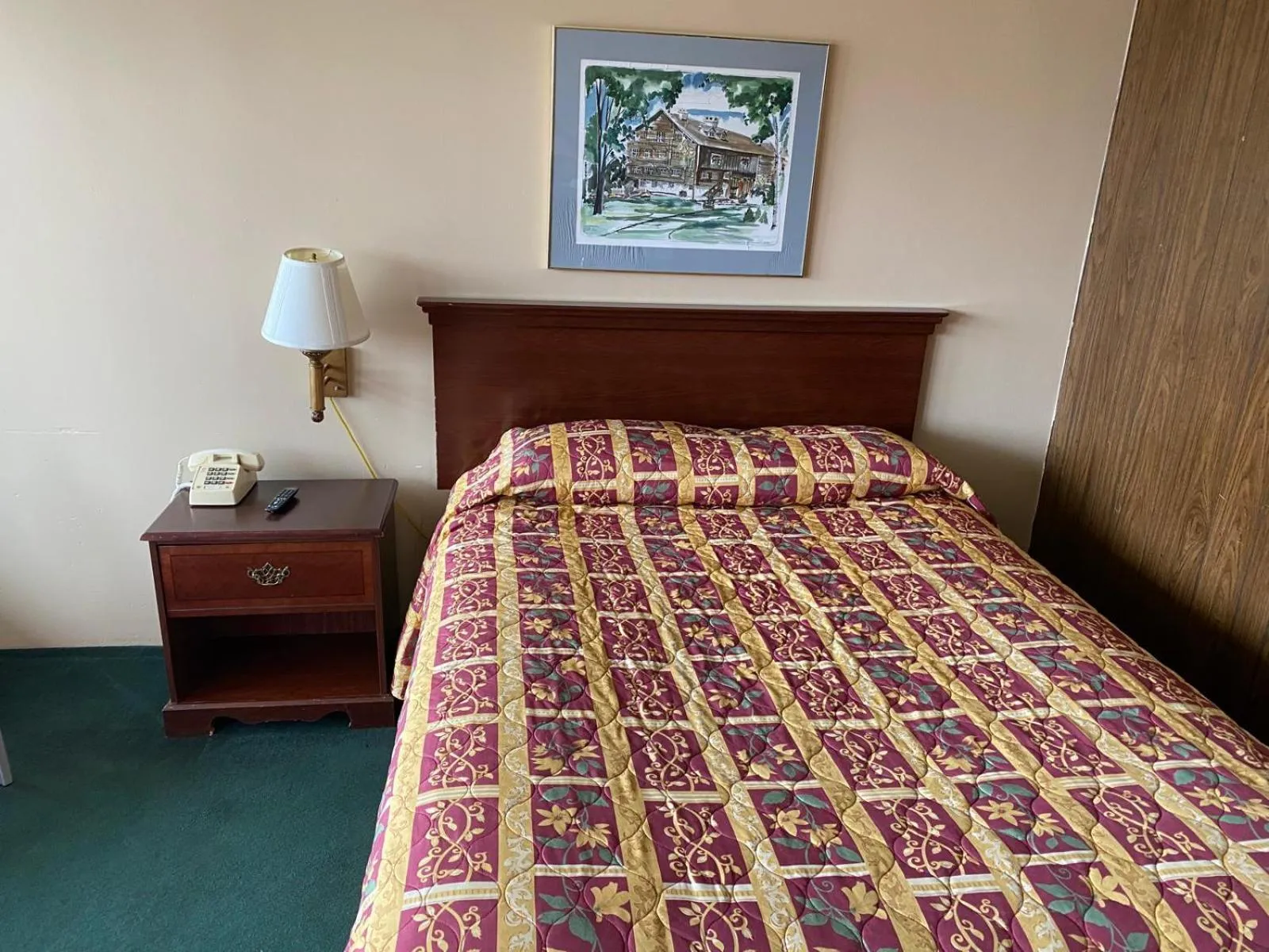 Bedroom, Bed in Budget Host Village Inn