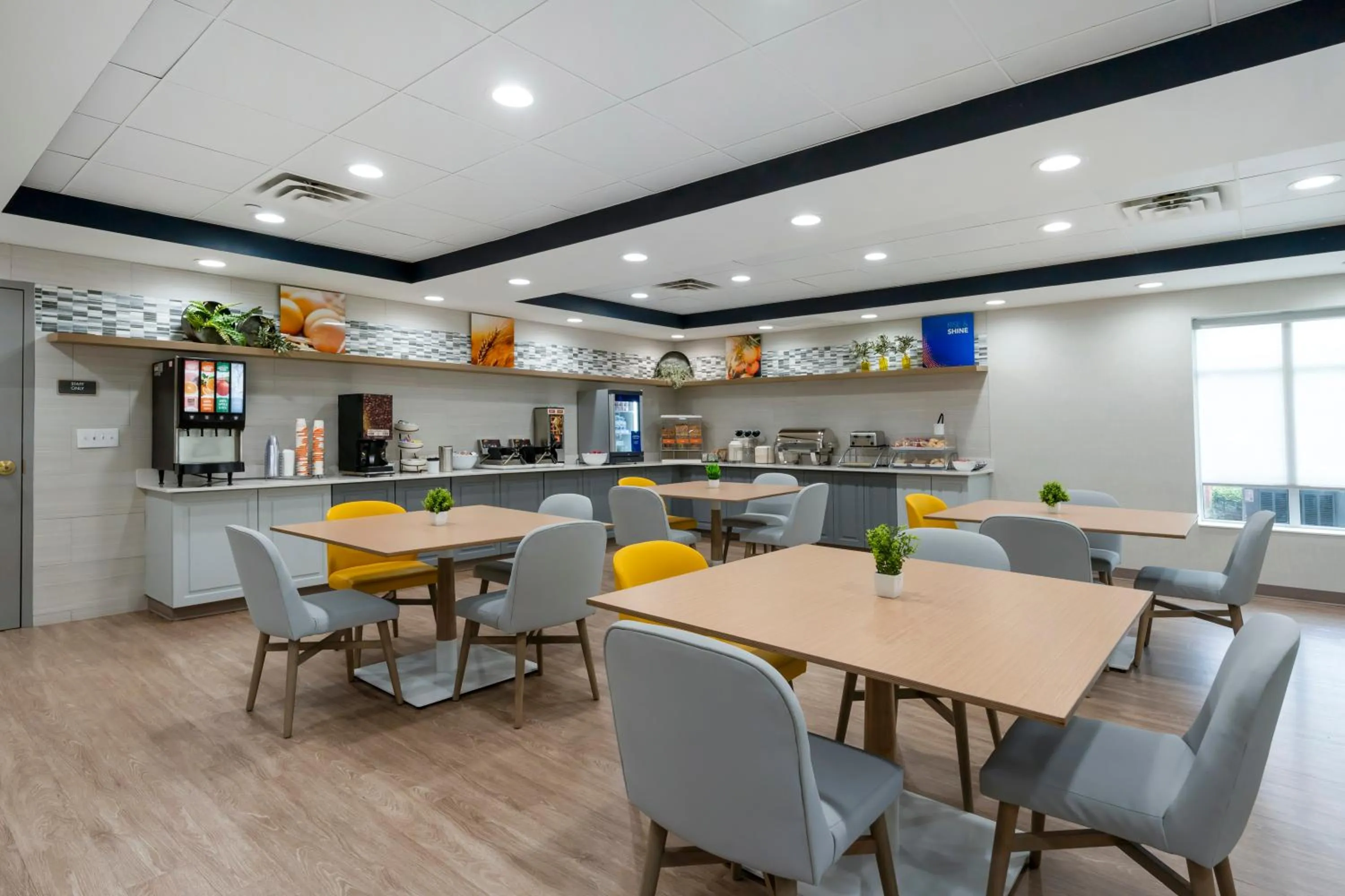 Breakfast in Comfort Inn & Suites Hampton near Coliseum