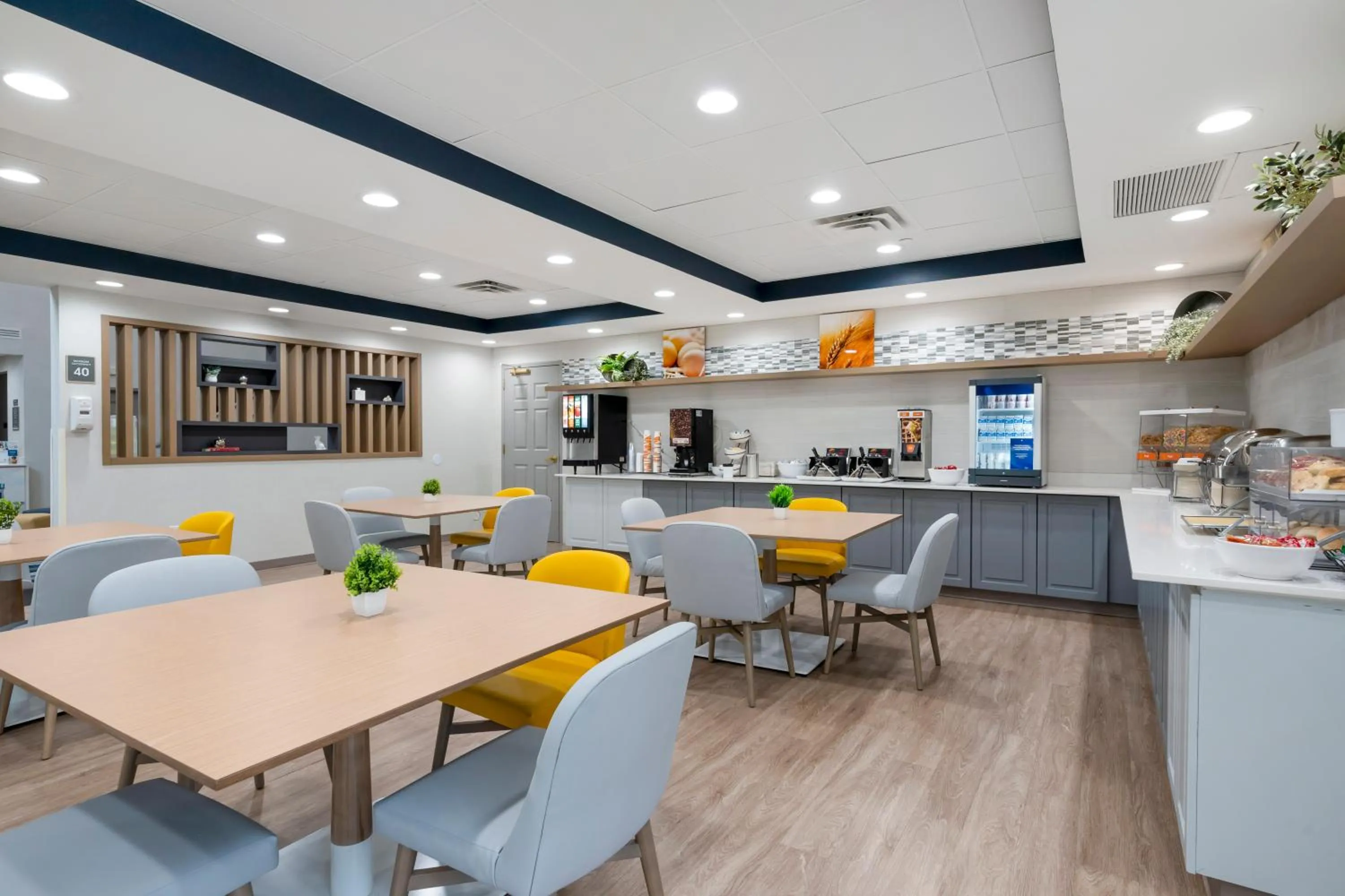 Breakfast in Comfort Inn & Suites Hampton near Coliseum