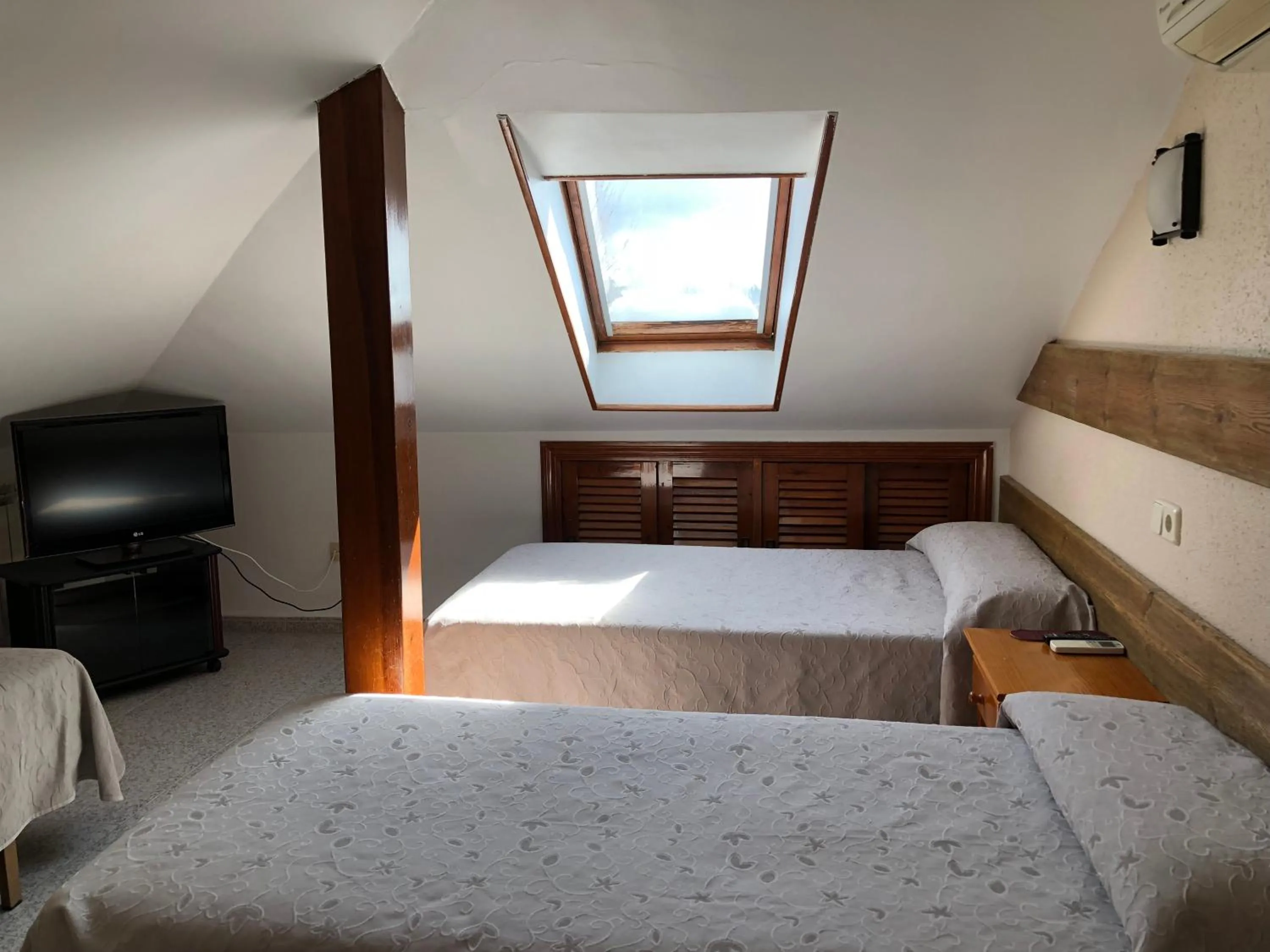 Photo of the whole room, Bed in El Colorín