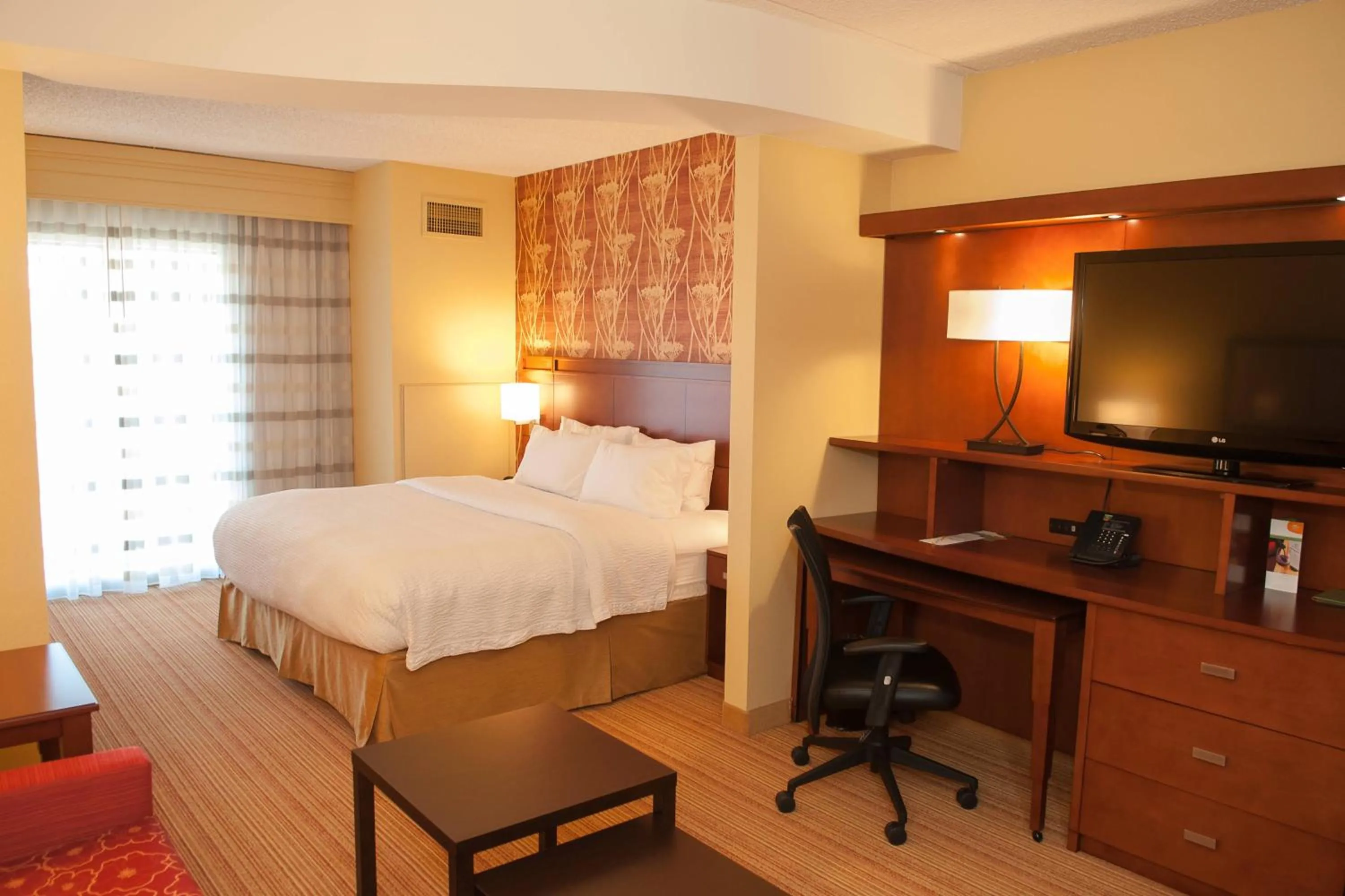 Photo of the whole room, Bed in Courtyard by Marriott Pittsburgh North/Cranberry Woods