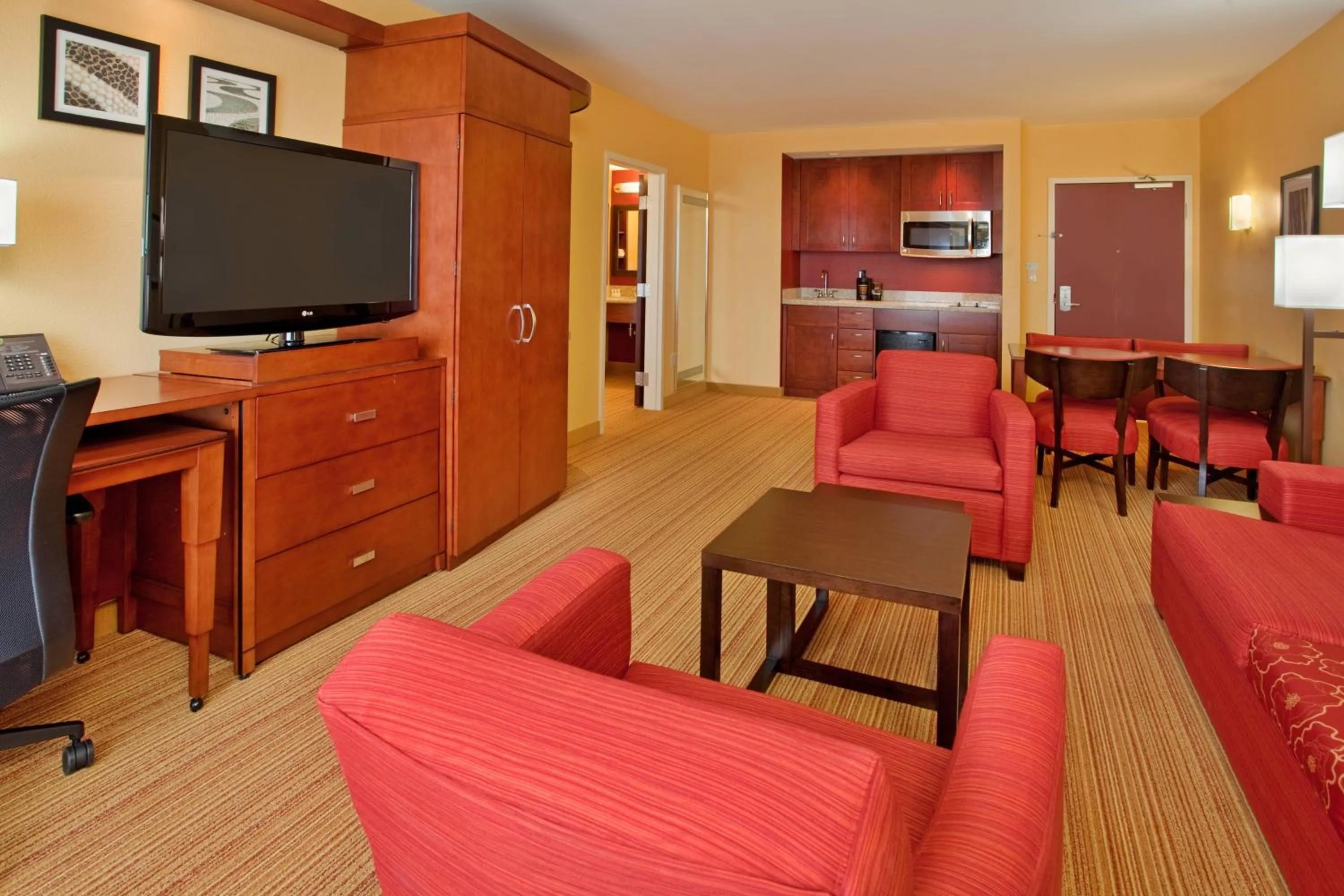Living room in Courtyard by Marriott Pittsburgh North/Cranberry Woods