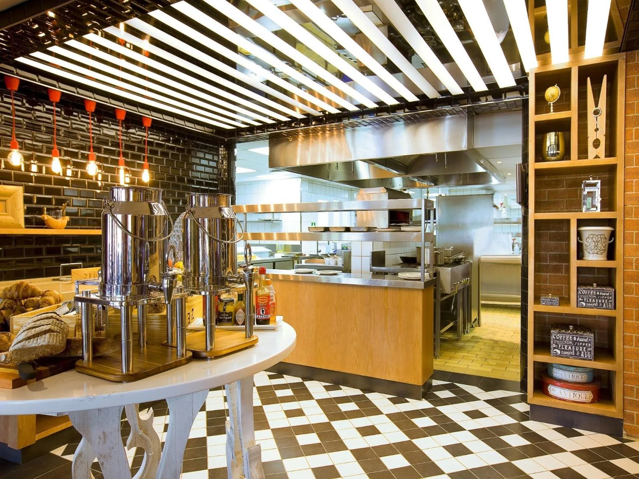 Restaurant/places to eat in SunSquare Cape Town Gardens