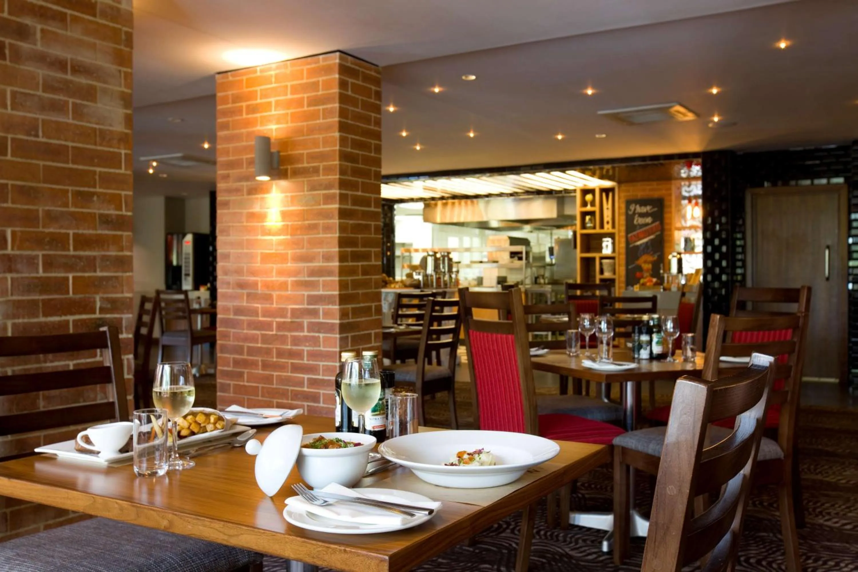Restaurant/places to eat in SunSquare Cape Town Gardens