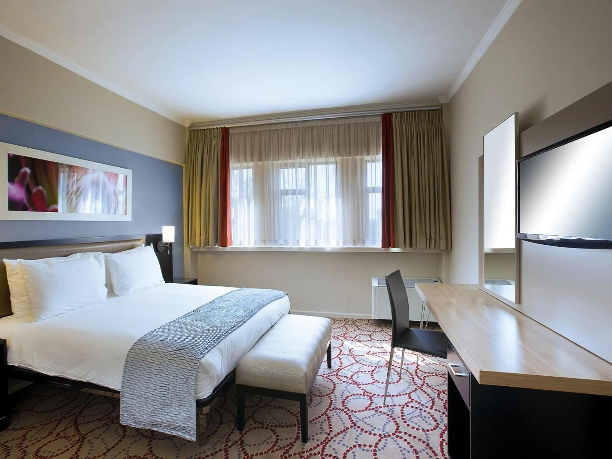 Photo of the whole room, Bed in SunSquare Cape Town Gardens