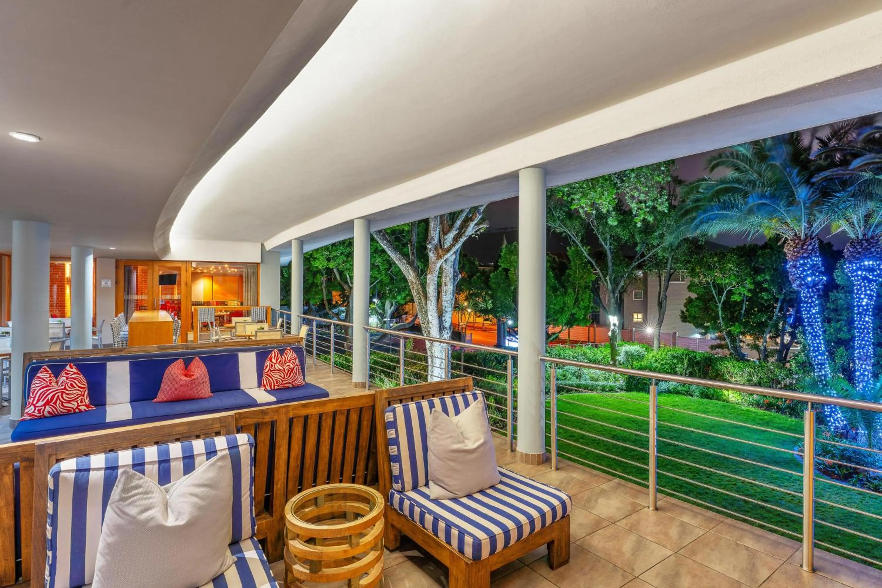 Lounge or bar in SunSquare Cape Town Gardens