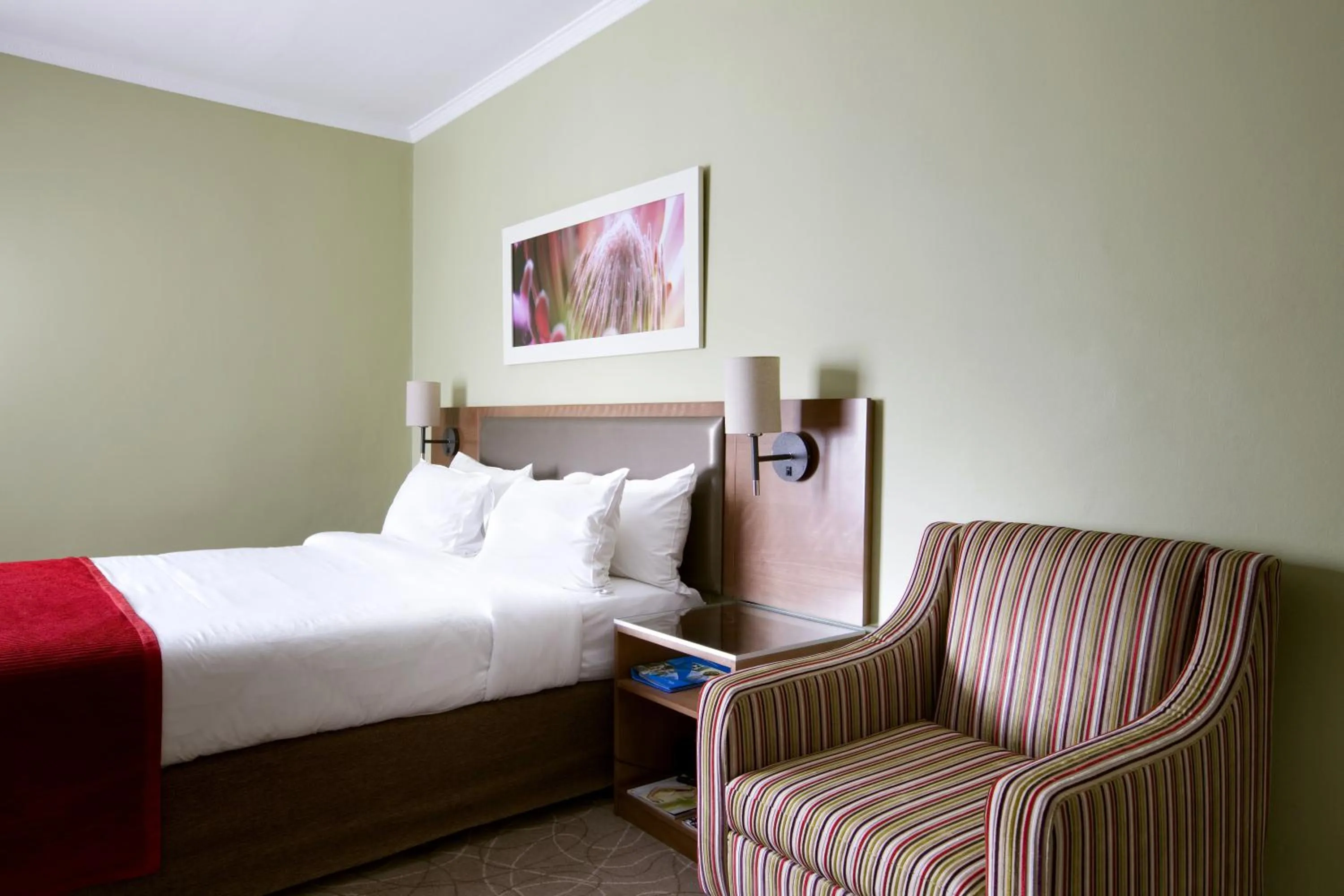 Bed in SunSquare Cape Town Gardens