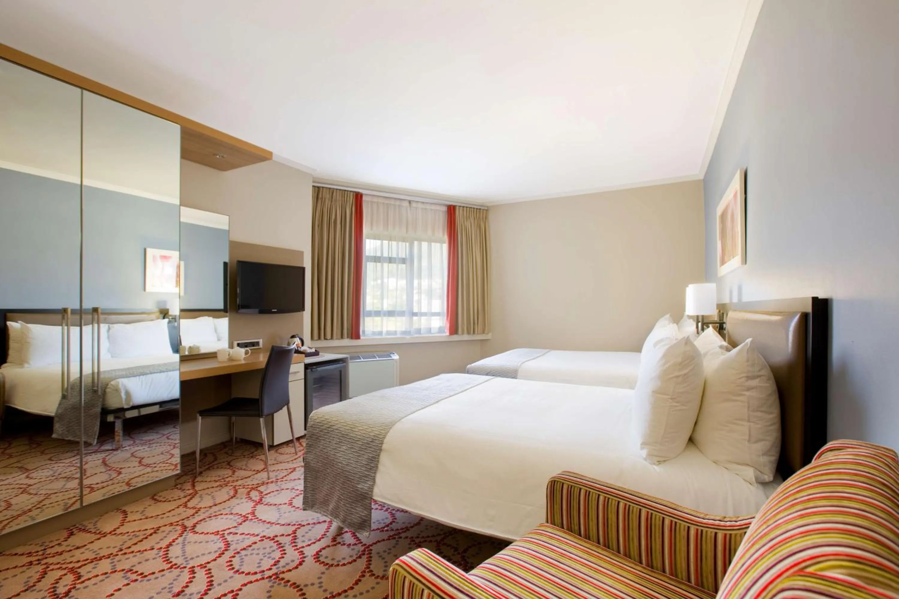 Photo of the whole room, Bed in SunSquare Cape Town Gardens