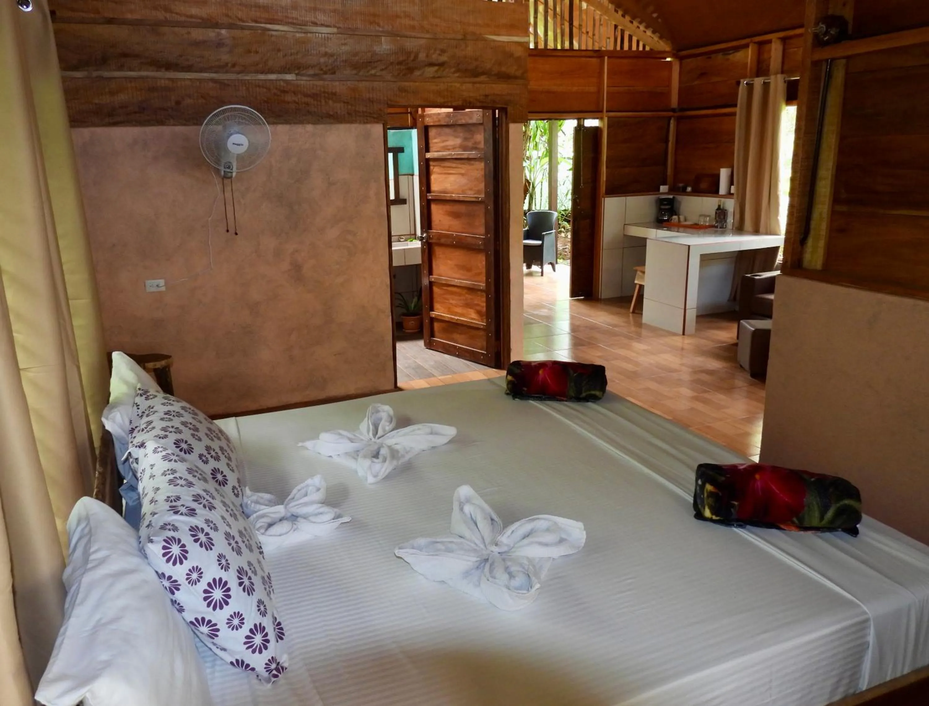 Bed in Iguanitas Lodge