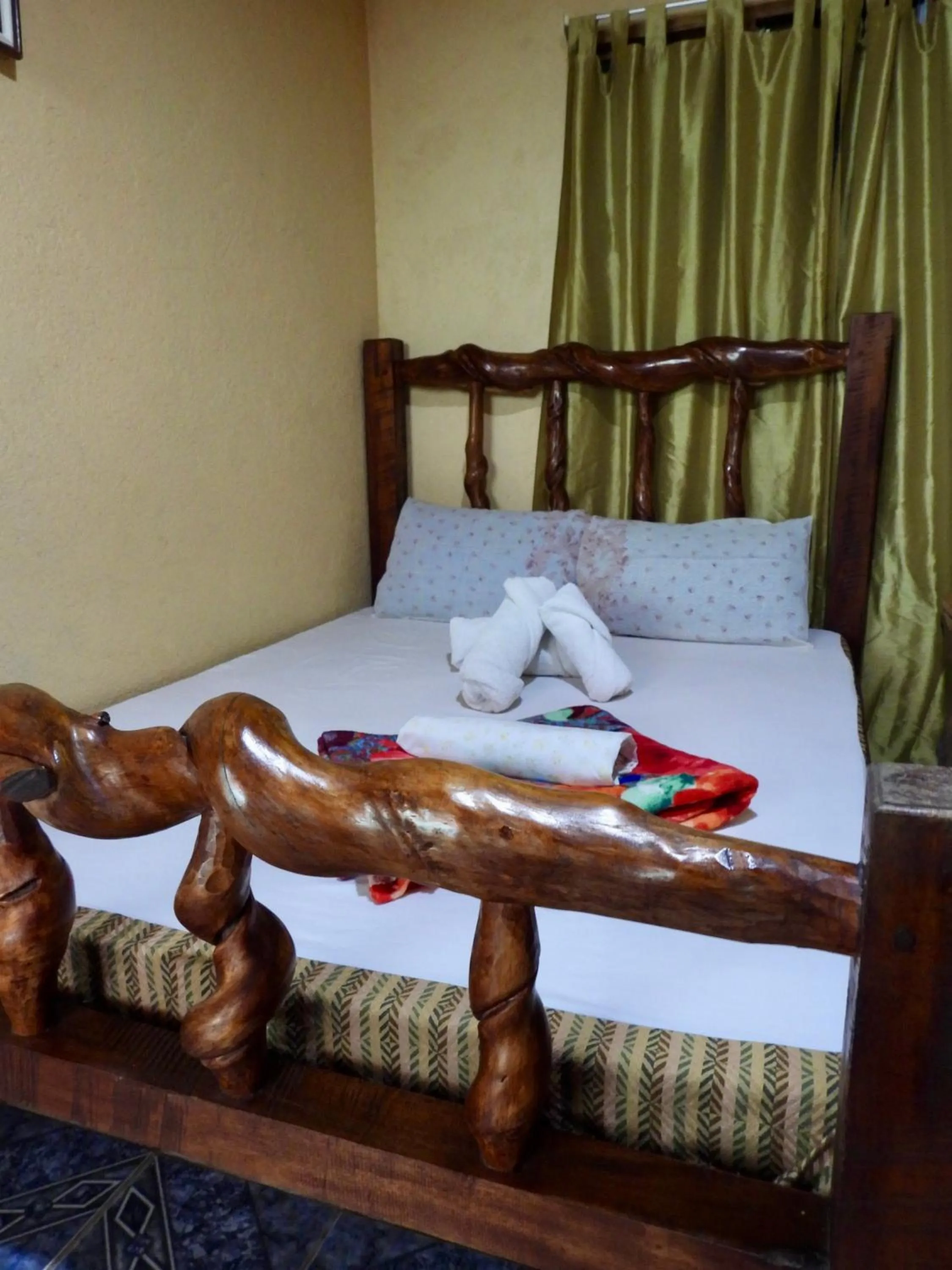 Bed in Iguanitas Lodge