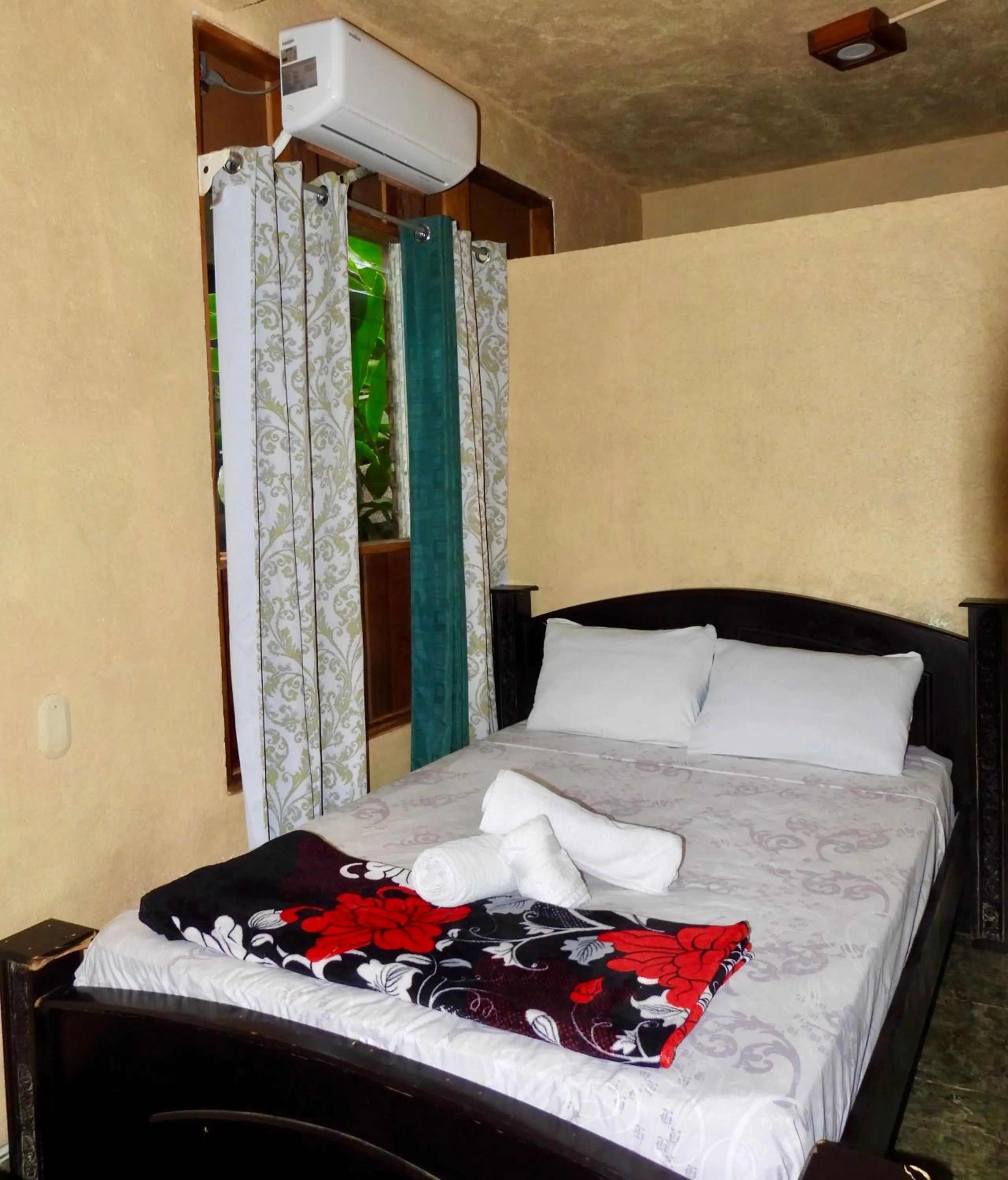 Bed in Iguanitas Lodge