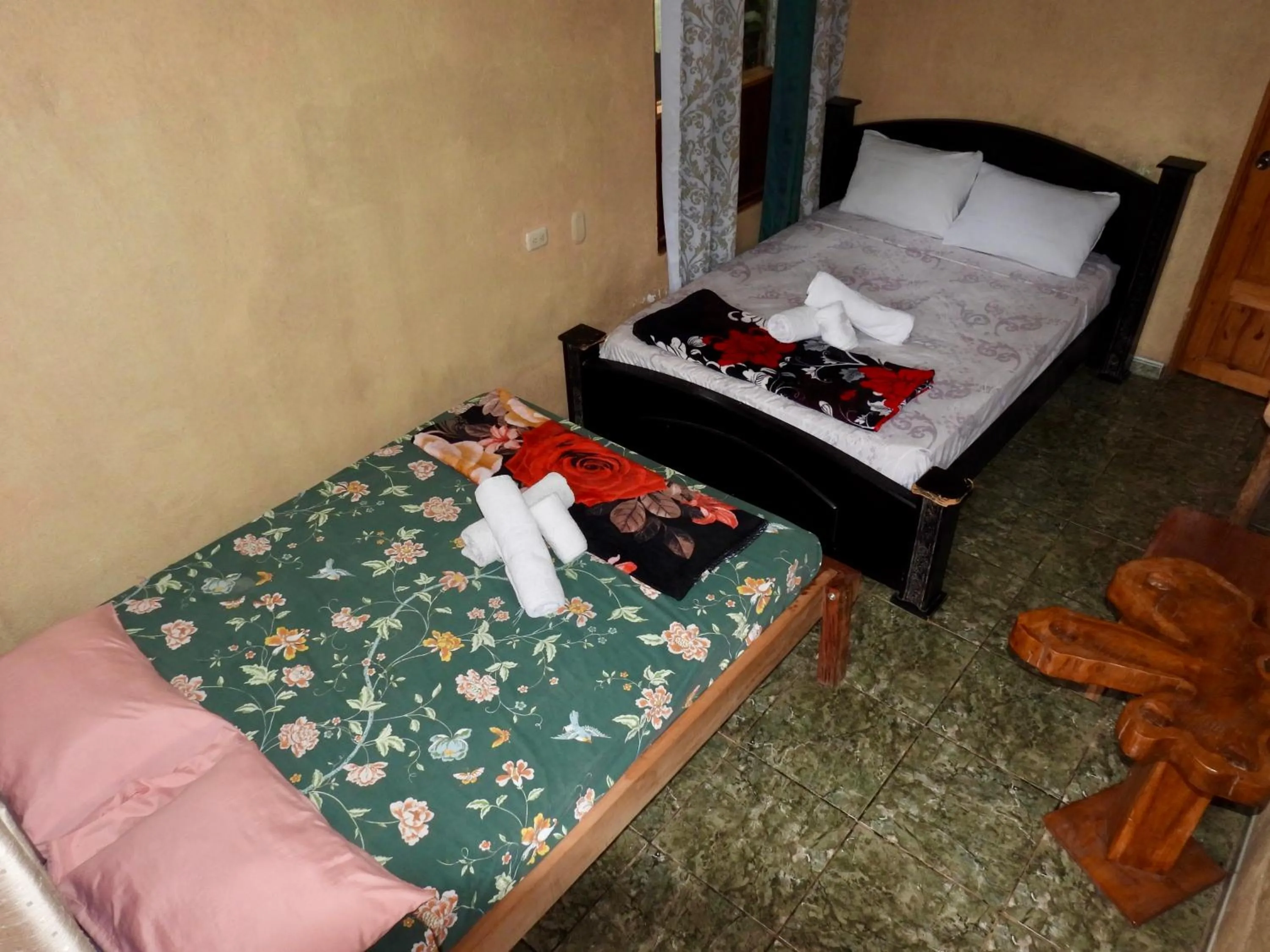 Bed in Iguanitas Lodge