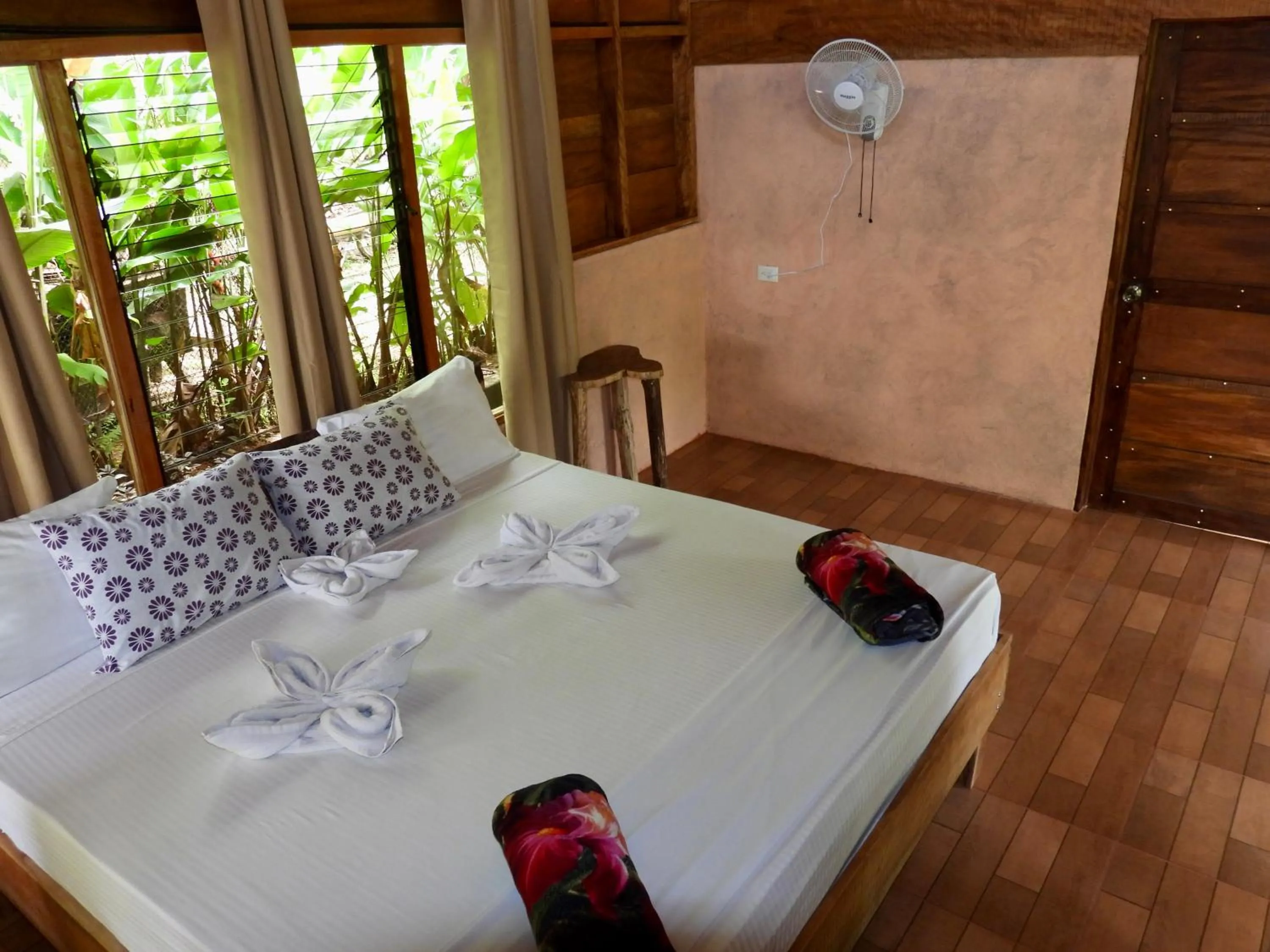Bed in Iguanitas Lodge