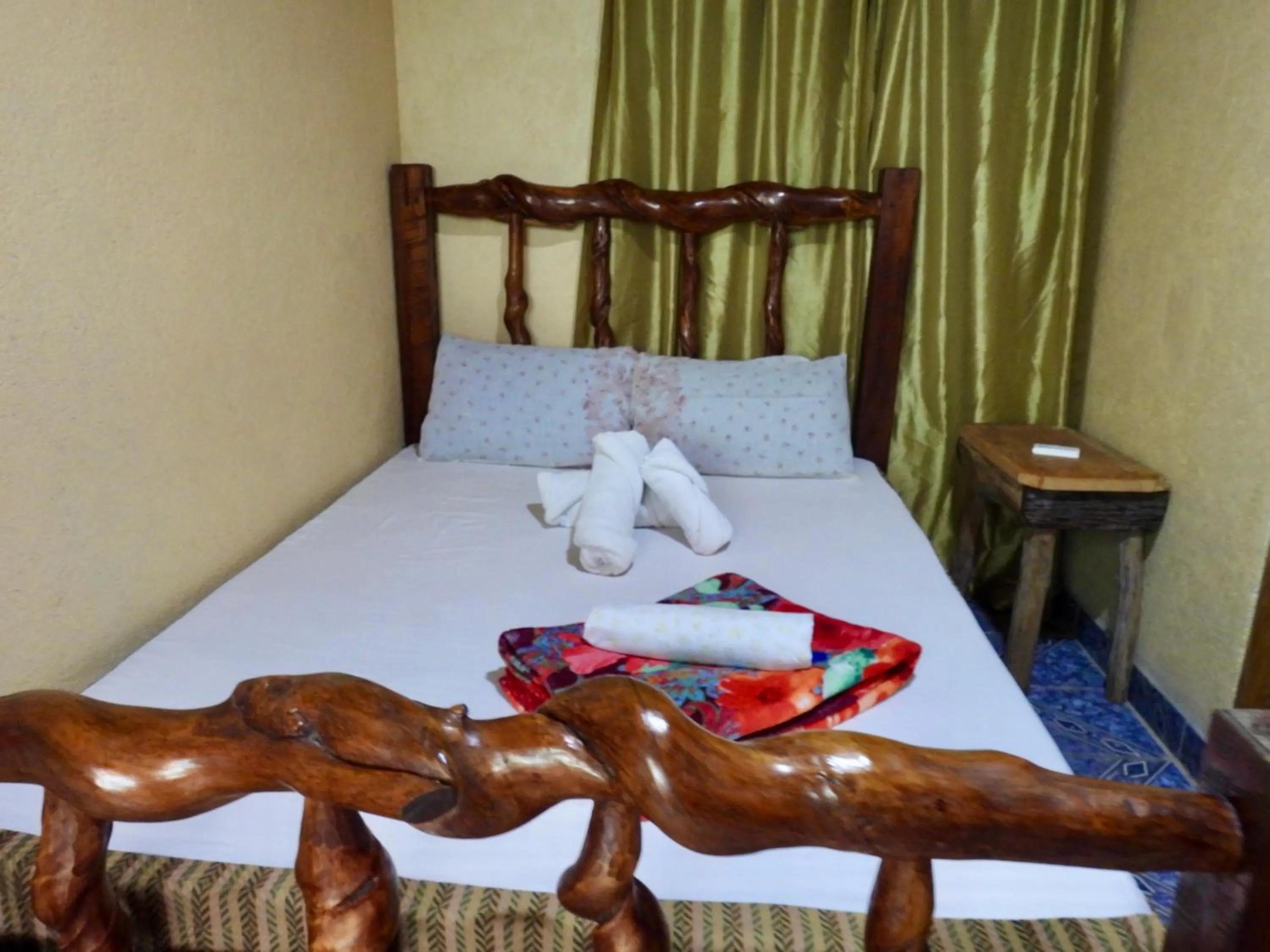 Bed in Iguanitas Lodge