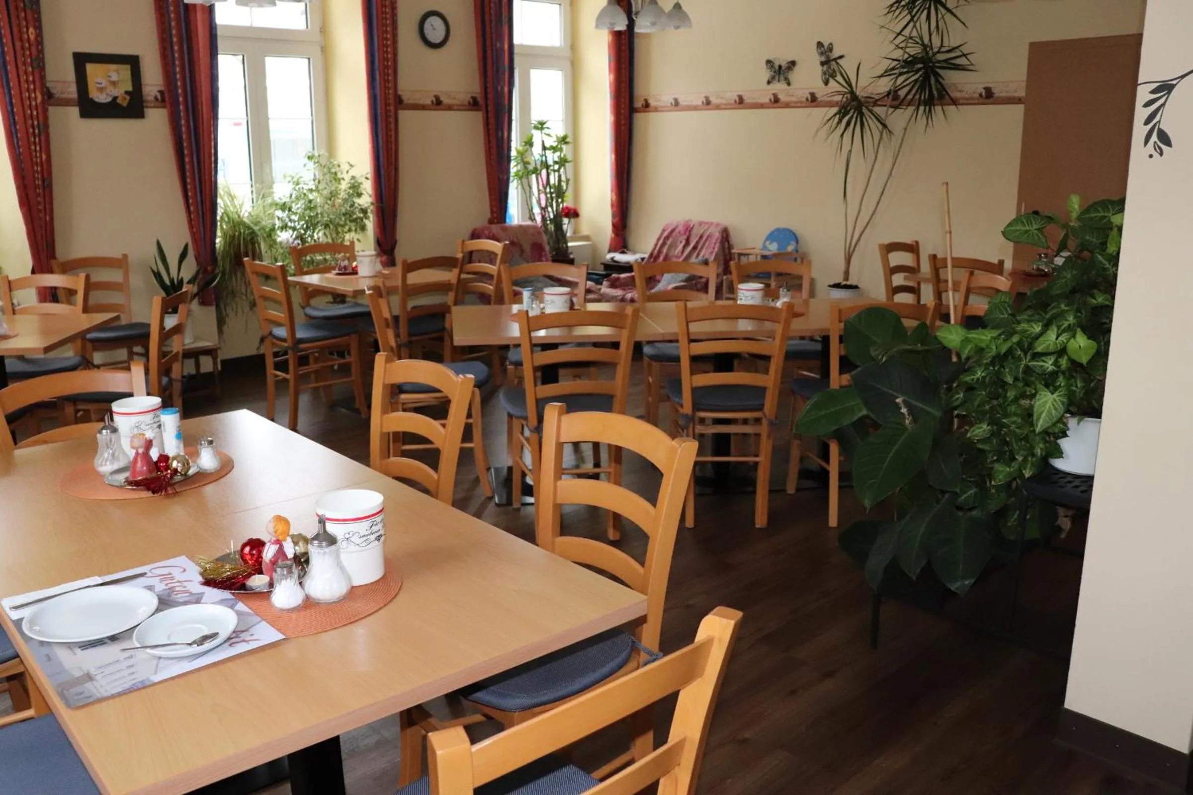 Restaurant/places to eat in Hotel Saar