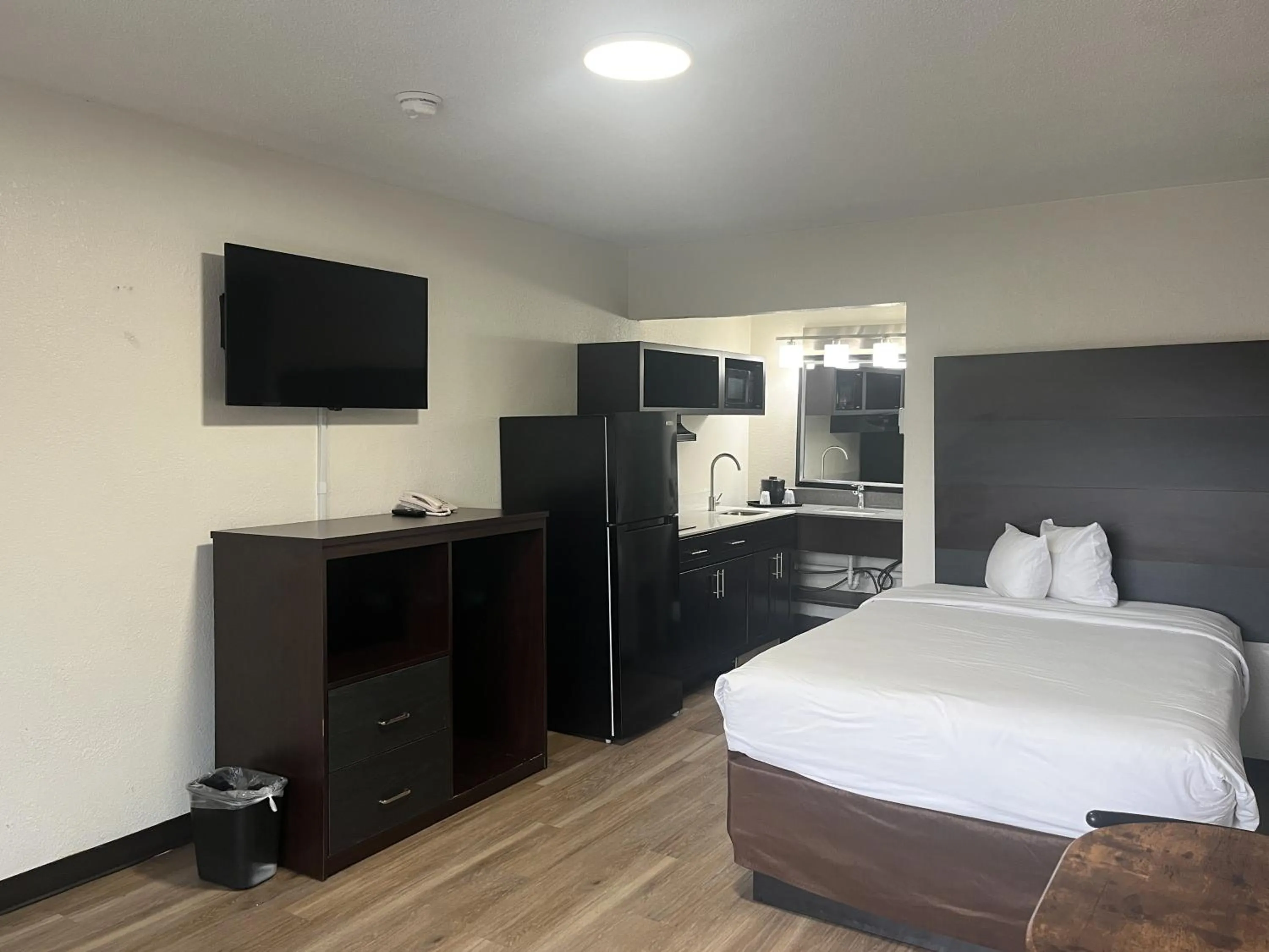 Photo of the whole room, Bed in Motel 6 Charlotte, NC – Airport South