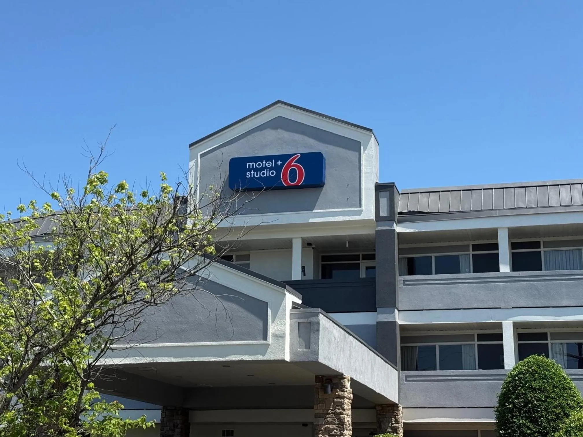 Property building in Motel 6 Charlotte, NC – Airport South