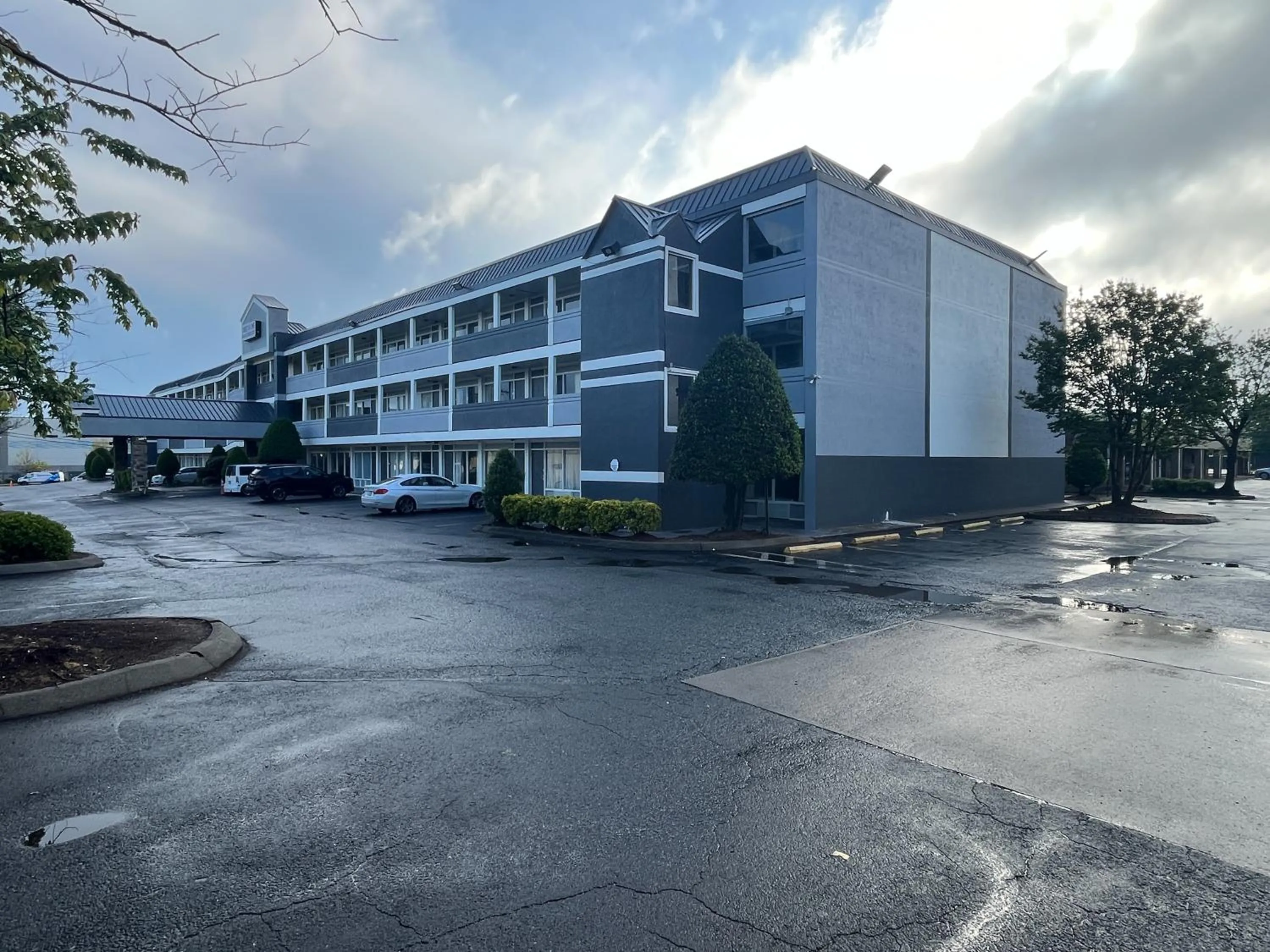 Property building in Motel 6 Charlotte, NC – Airport South