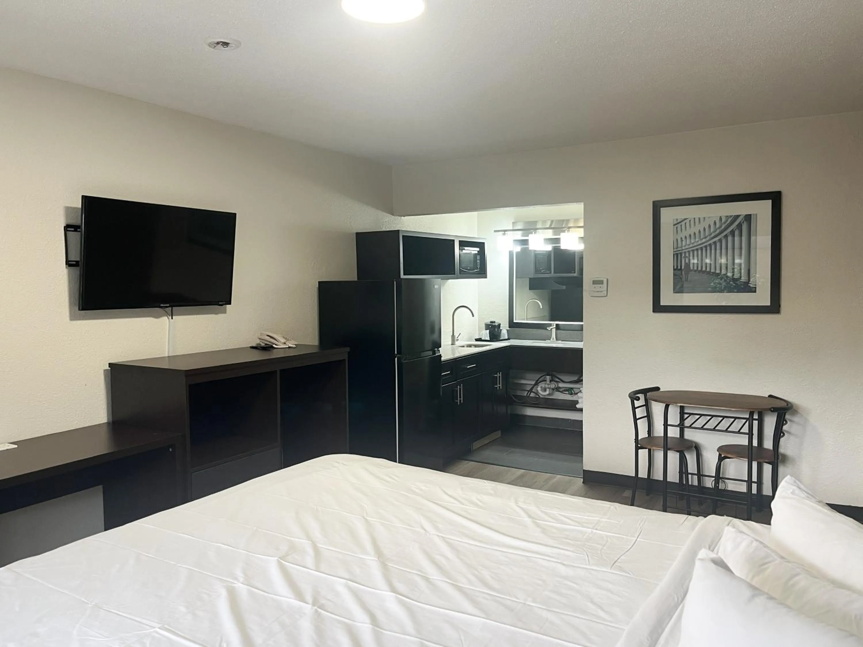Photo of the whole room, Bed in Motel 6 Charlotte, NC – Airport South
