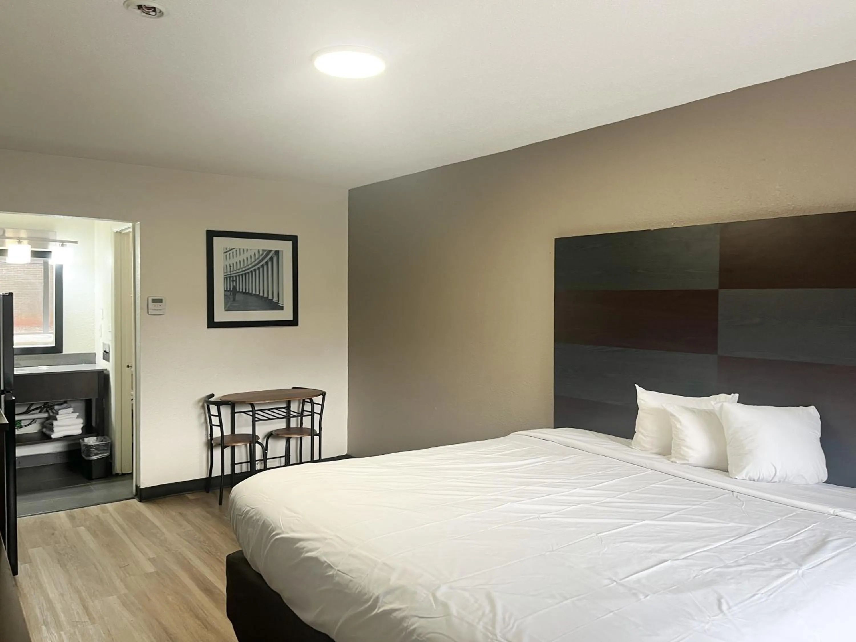 Photo of the whole room, Bed in Motel 6 Charlotte, NC – Airport South