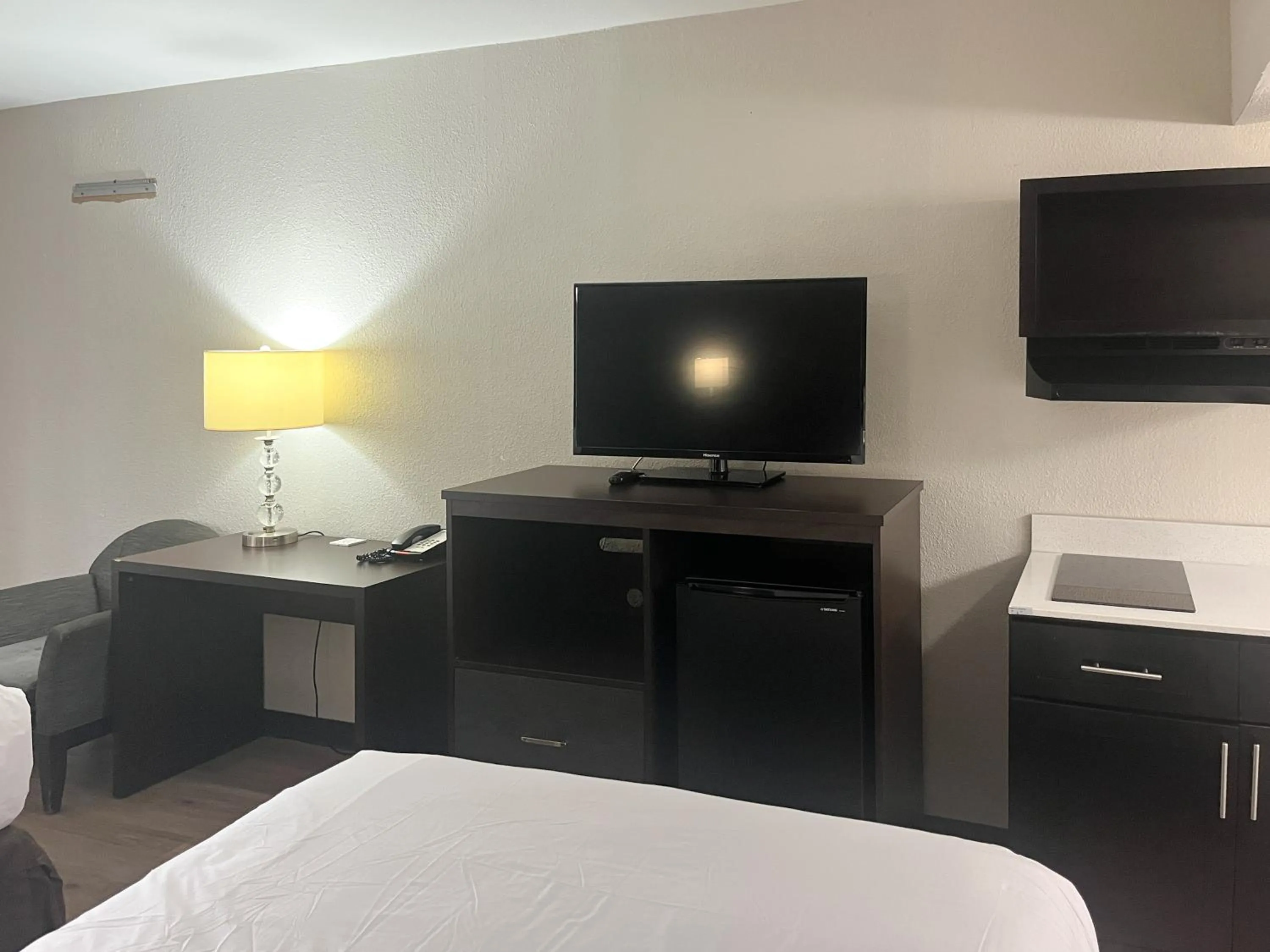 Photo of the whole room, Bed in Motel 6 Charlotte, NC – Airport South