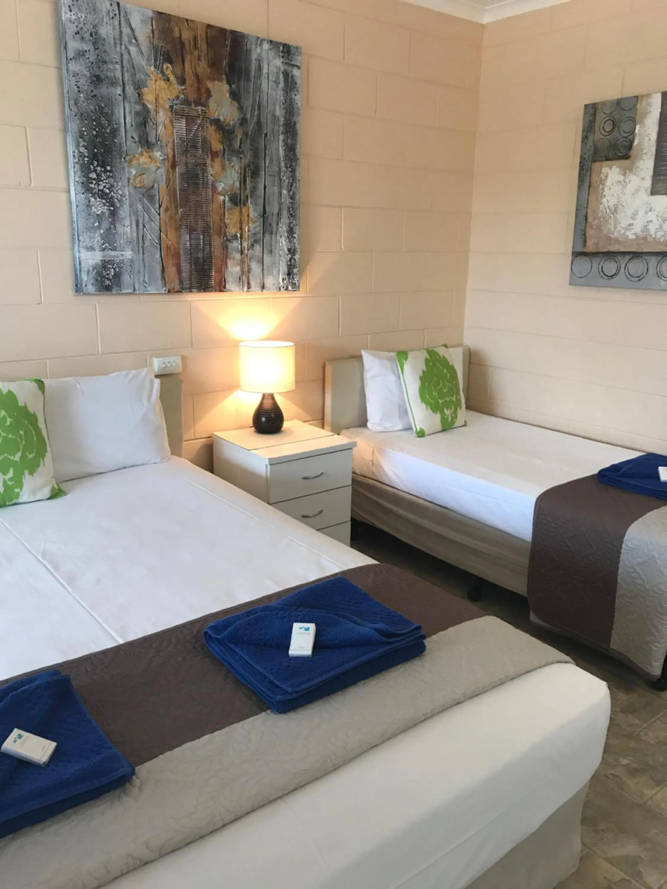 Bed in Tramway Motel