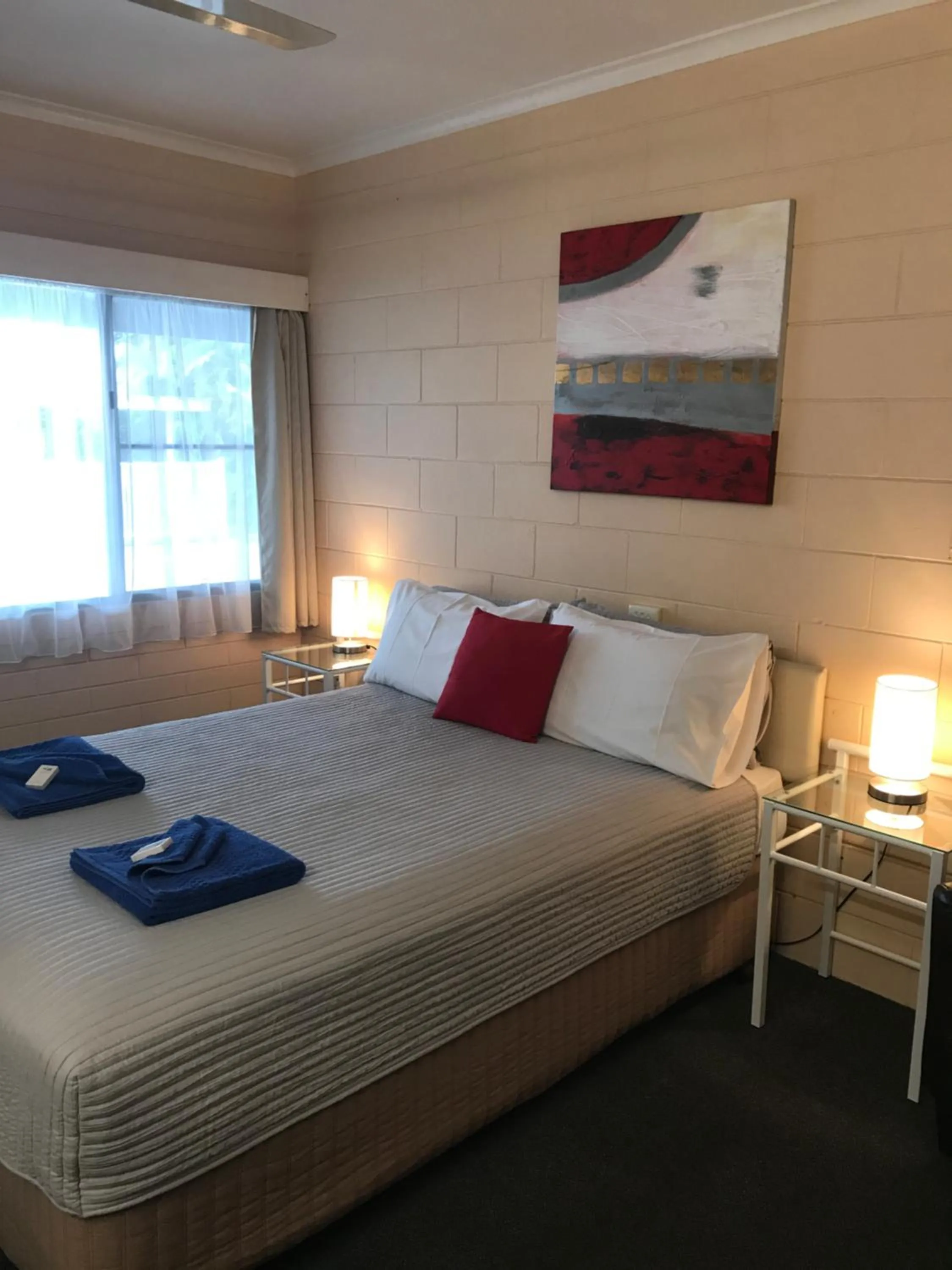 Bed in Tramway Motel