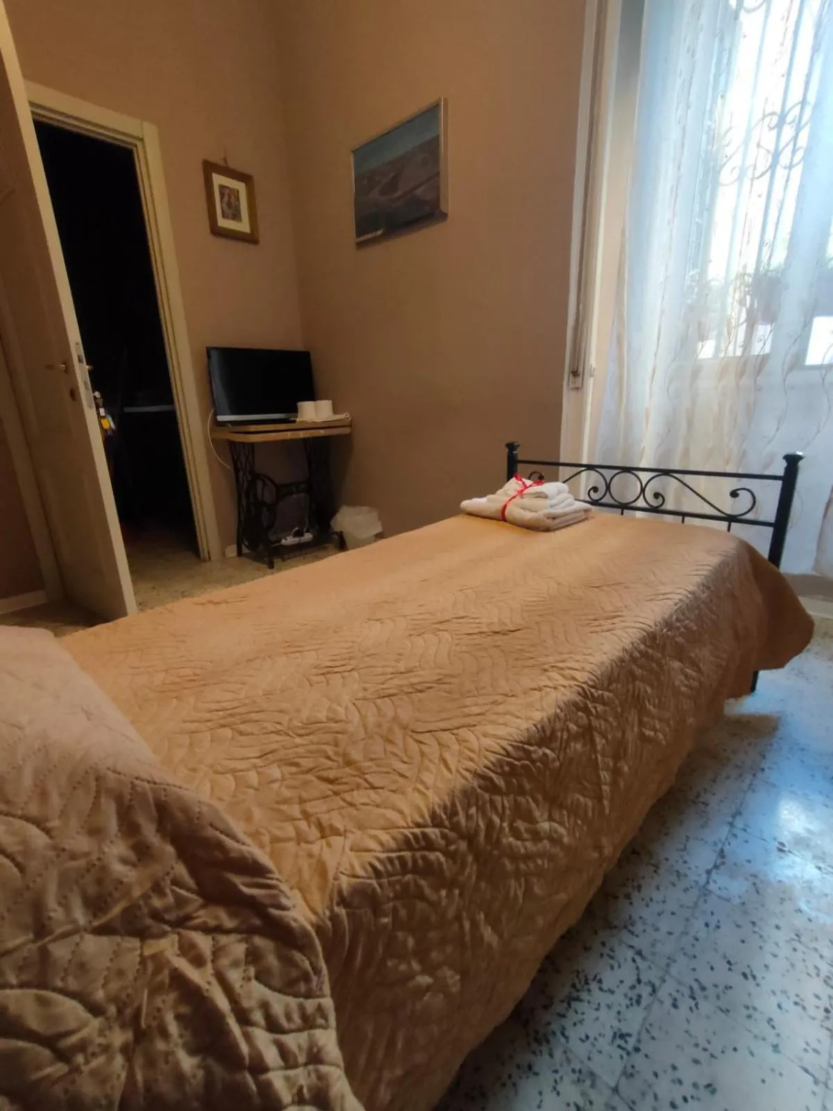 Standard Single Room with Shared Bathroom - single occupancy in Villa Dietro la Luna