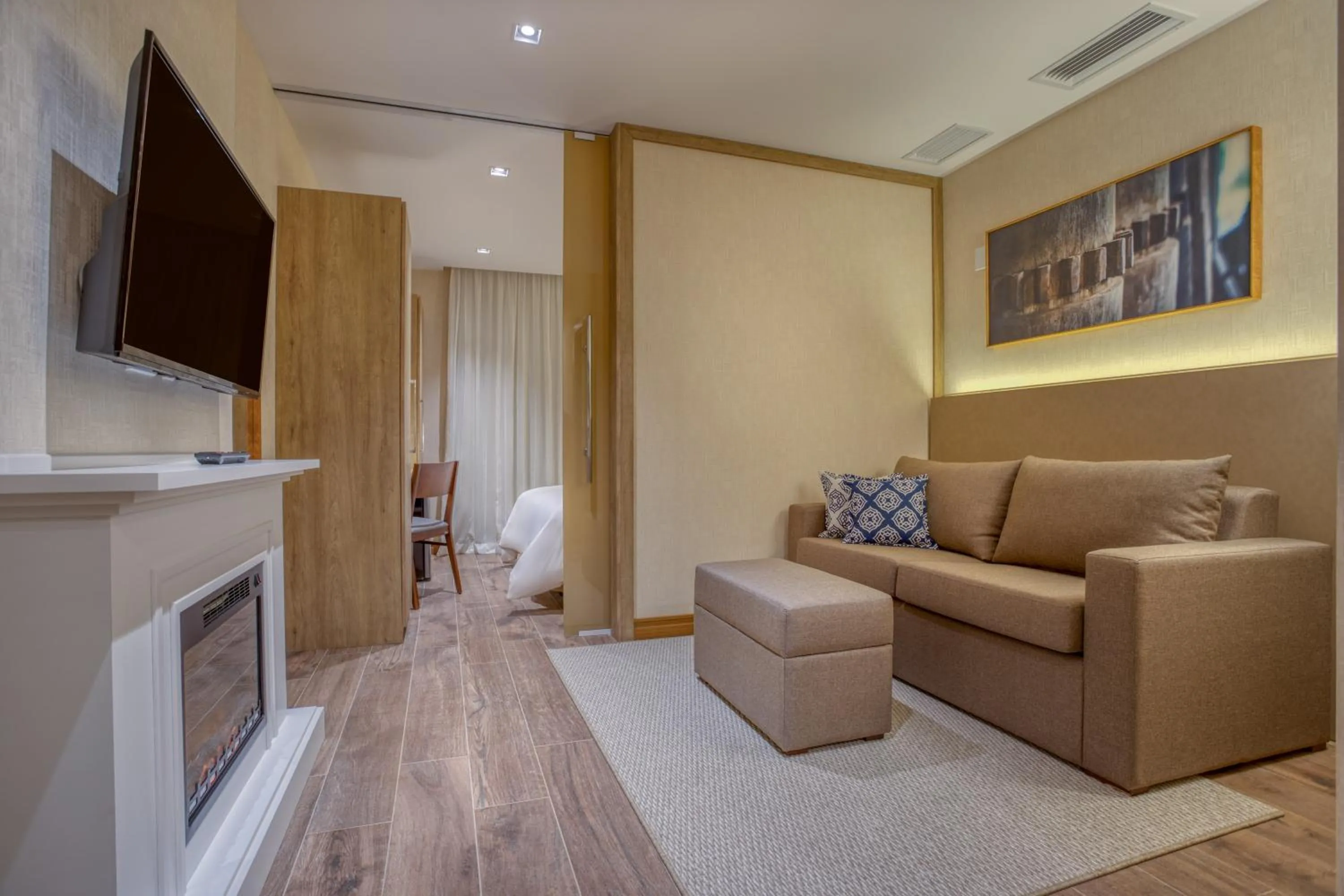 TV and multimedia in Wyndham Gramado Termas Resort & Spa