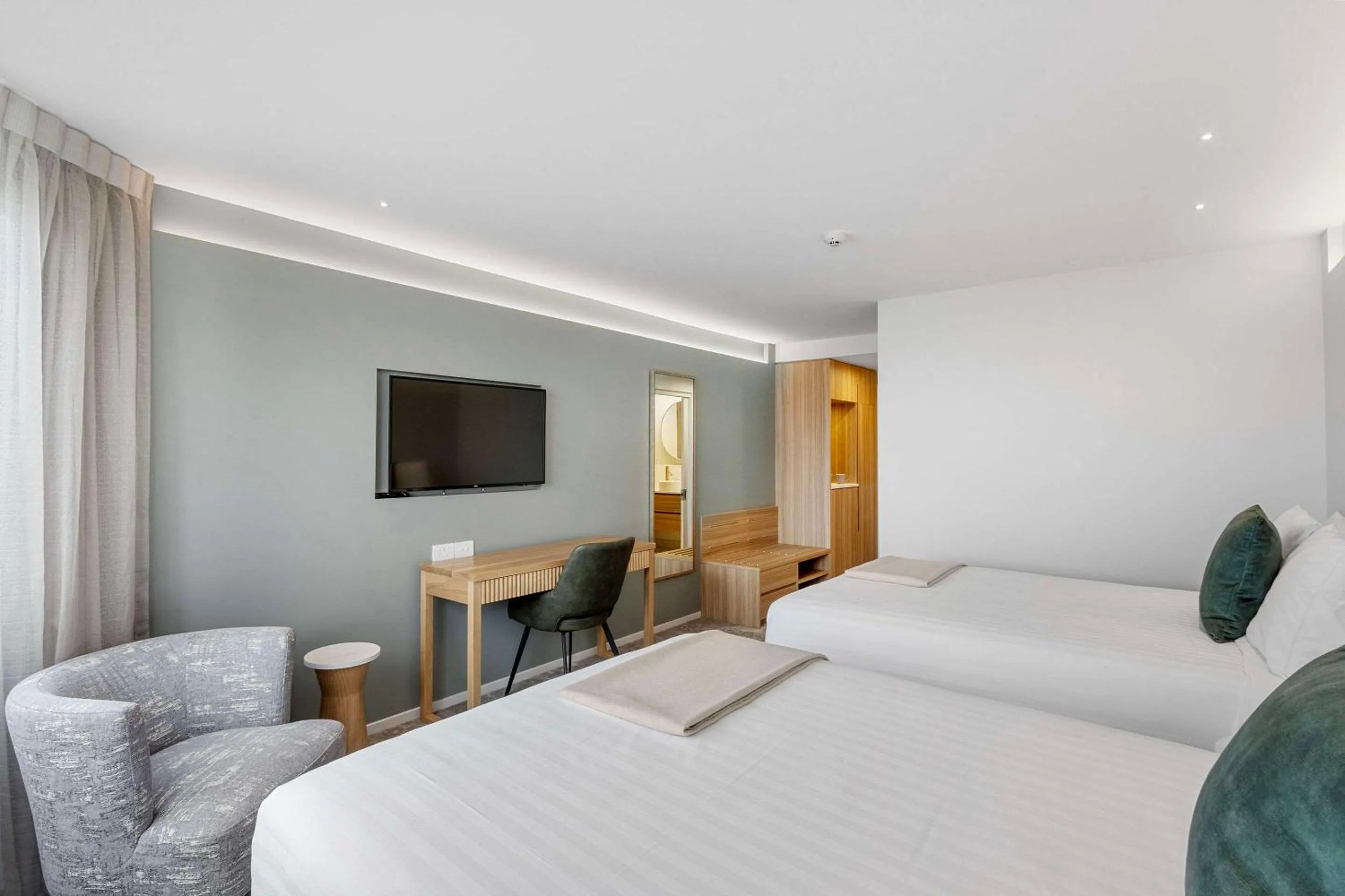 Bedroom, TV/Entertainment Center in Quality Hotel Elms