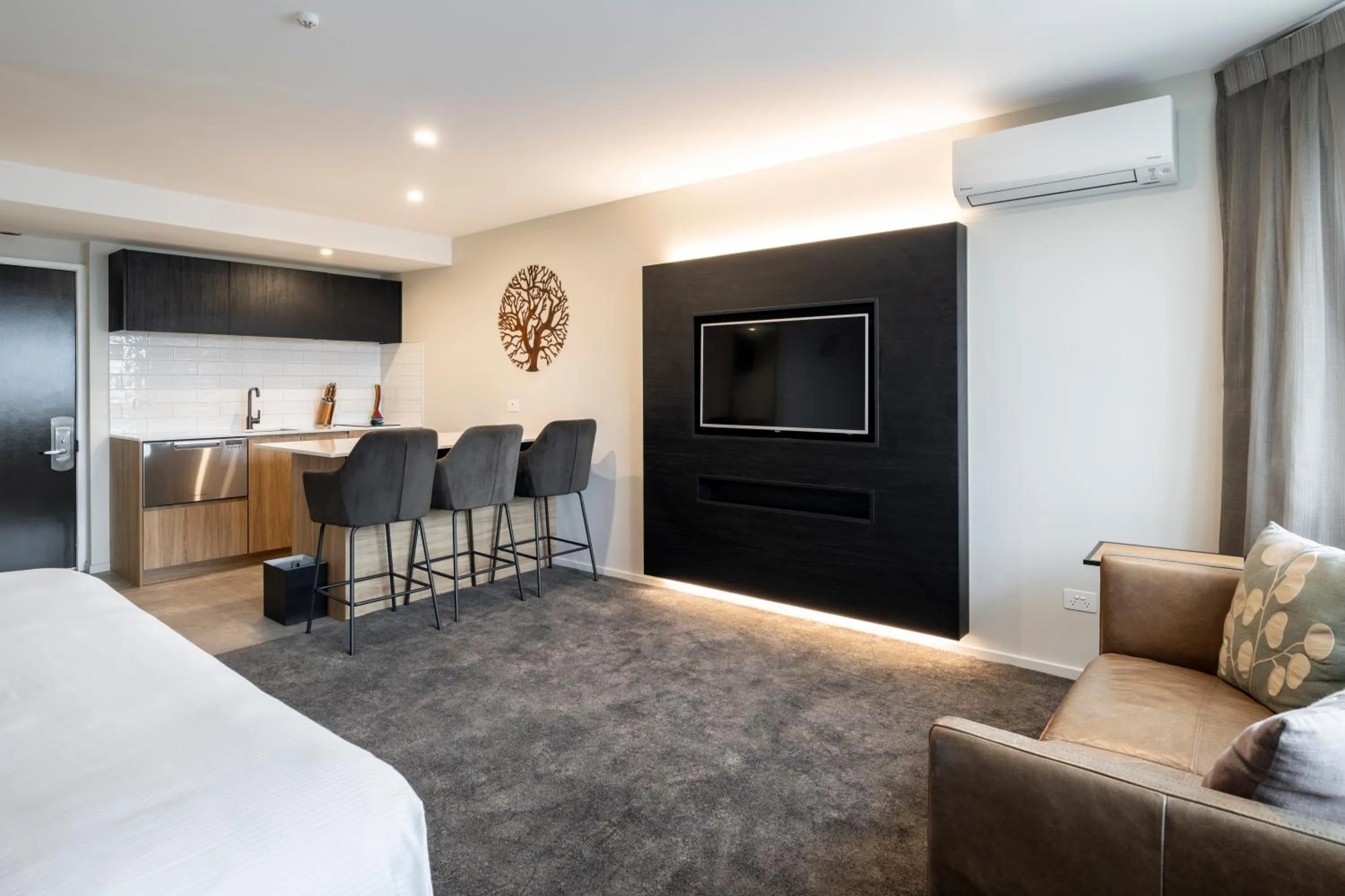 Bed in Hotel Elms Christchurch, an Ascend Collection Hotel