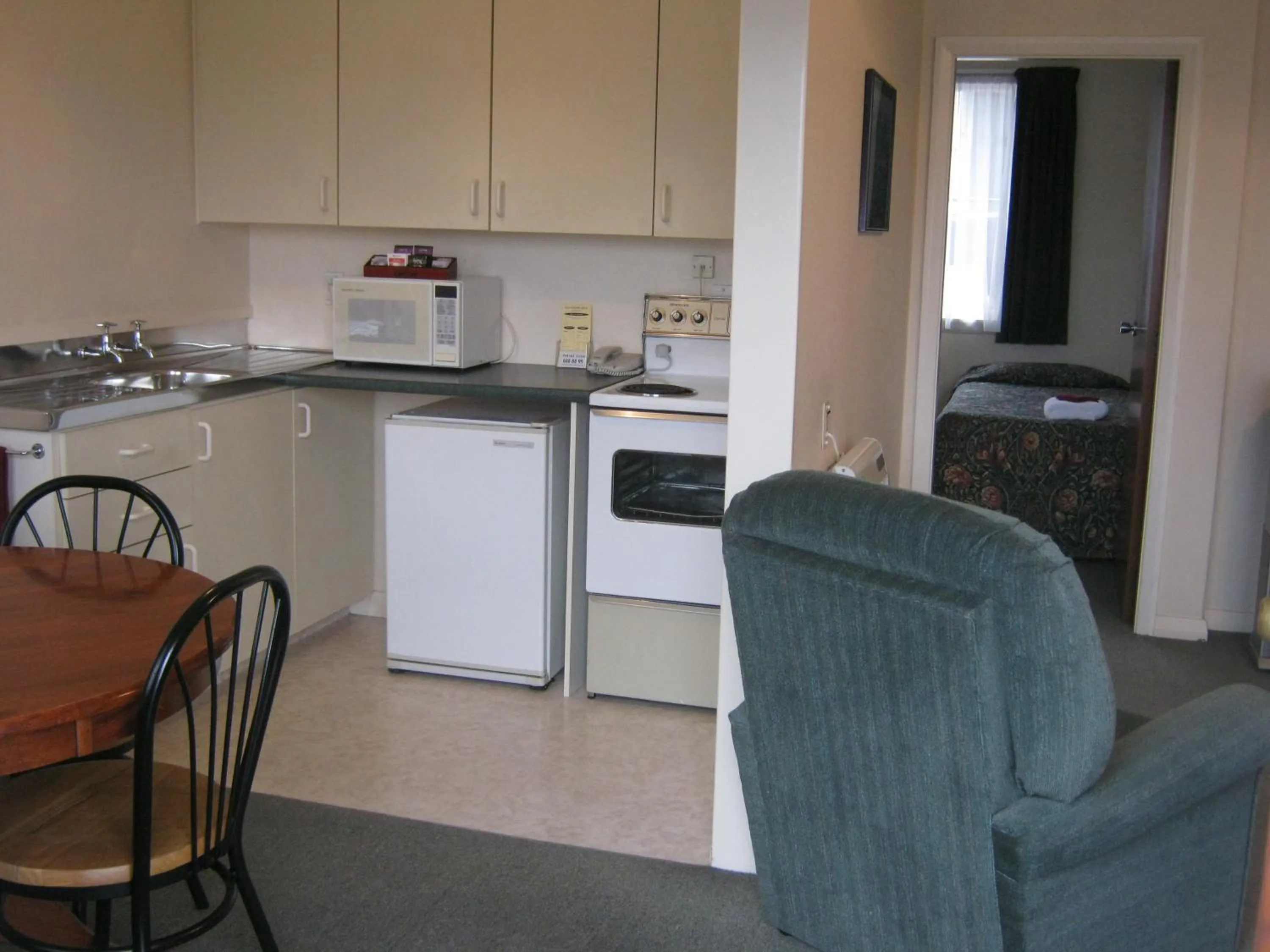 Kitchen or kitchenette in Blue Dolphin Motel