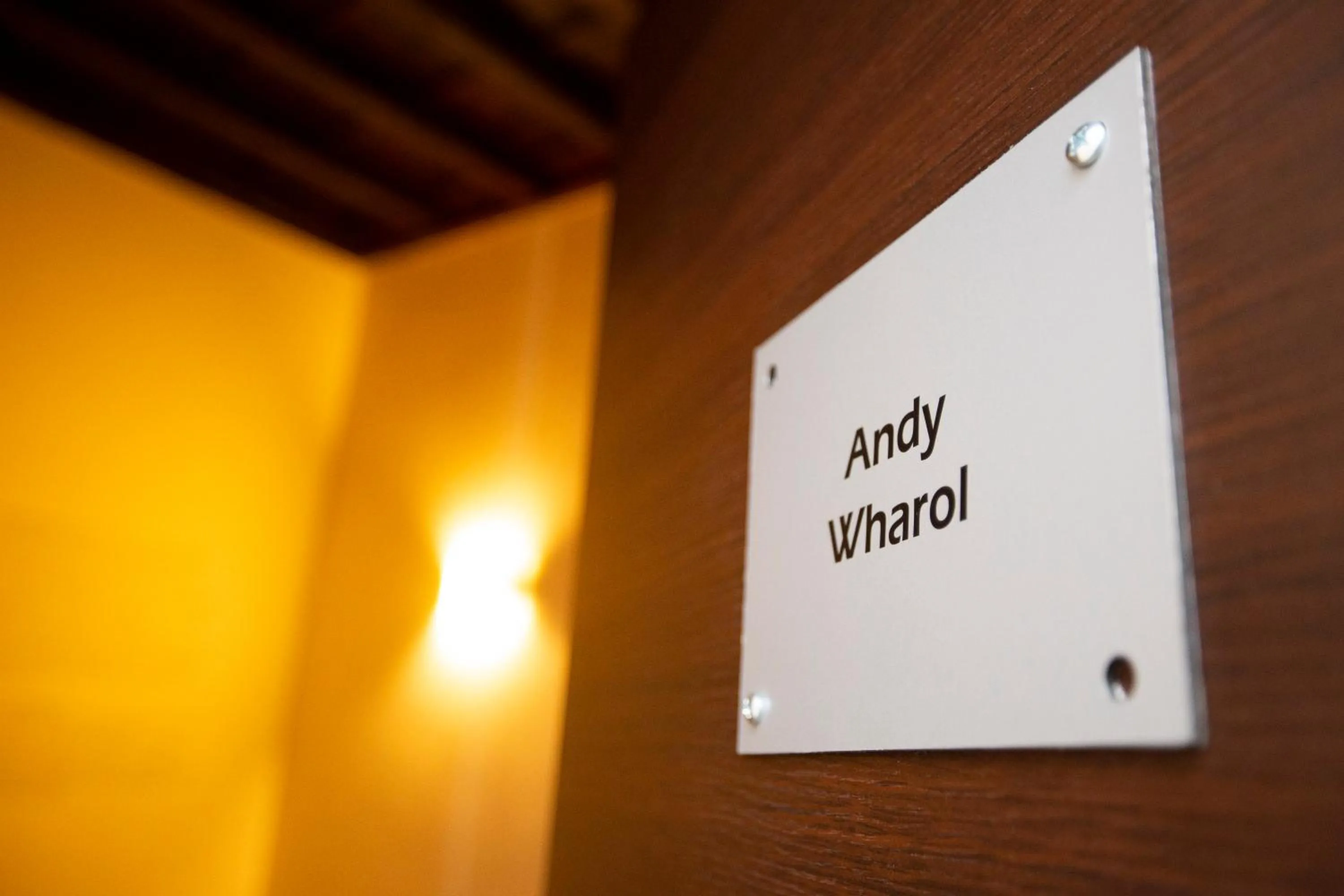 Text overlay in POP Art B&B