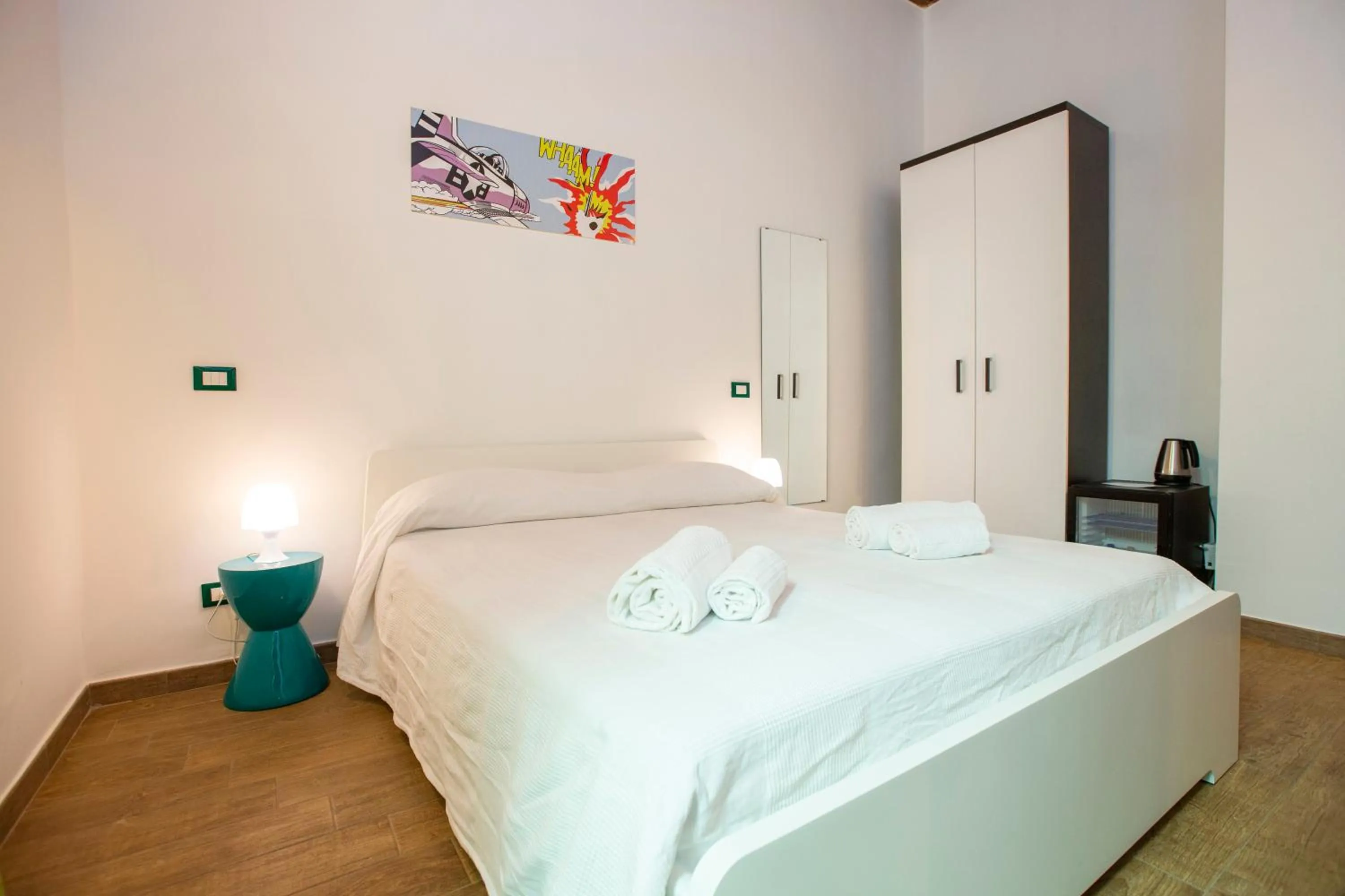 Photo of the whole room, Bed in POP Art B&B