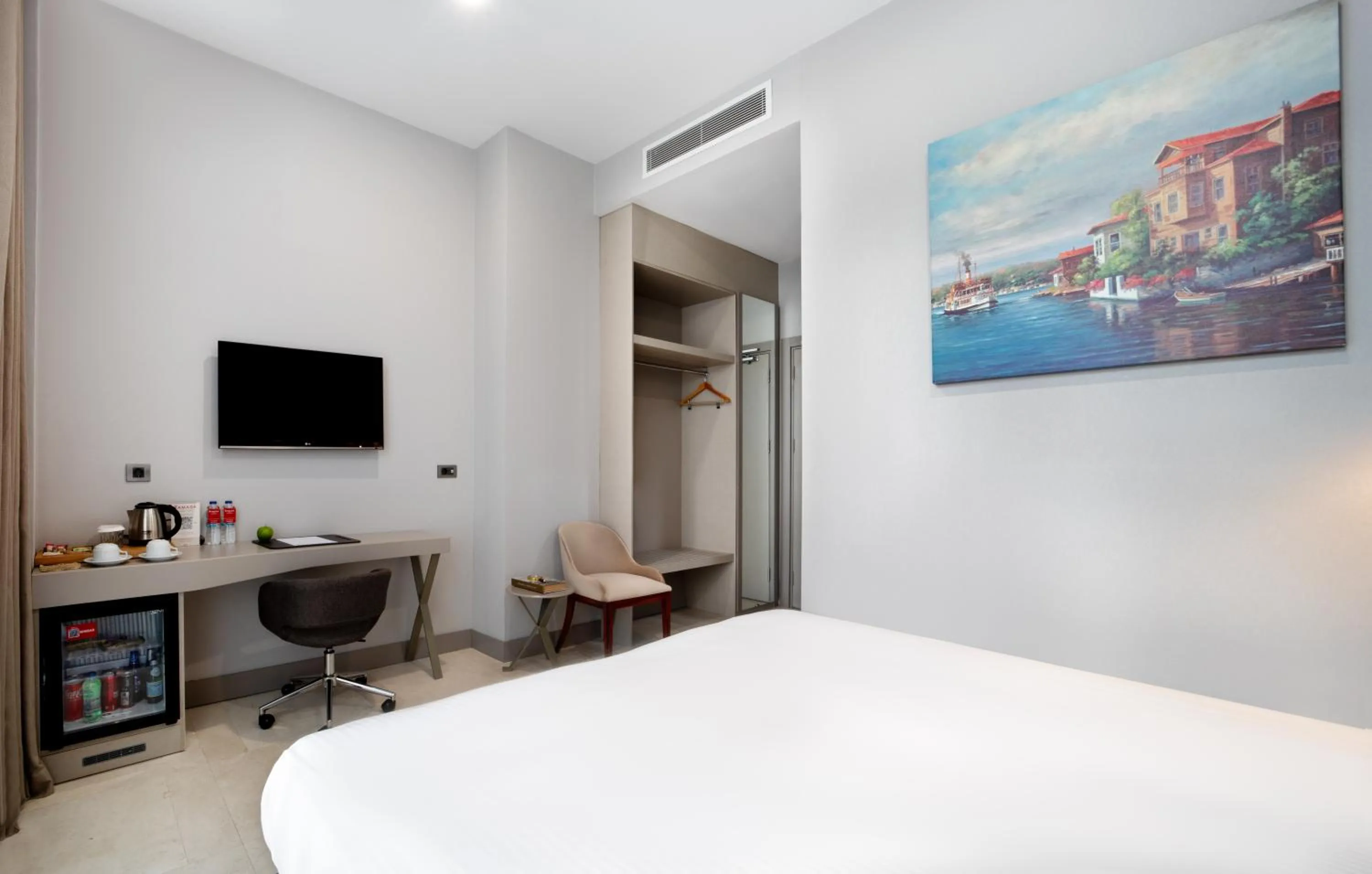 Photo of the whole room, Bed in Ramada Plaza by Wyndham Istanbul Atakoy