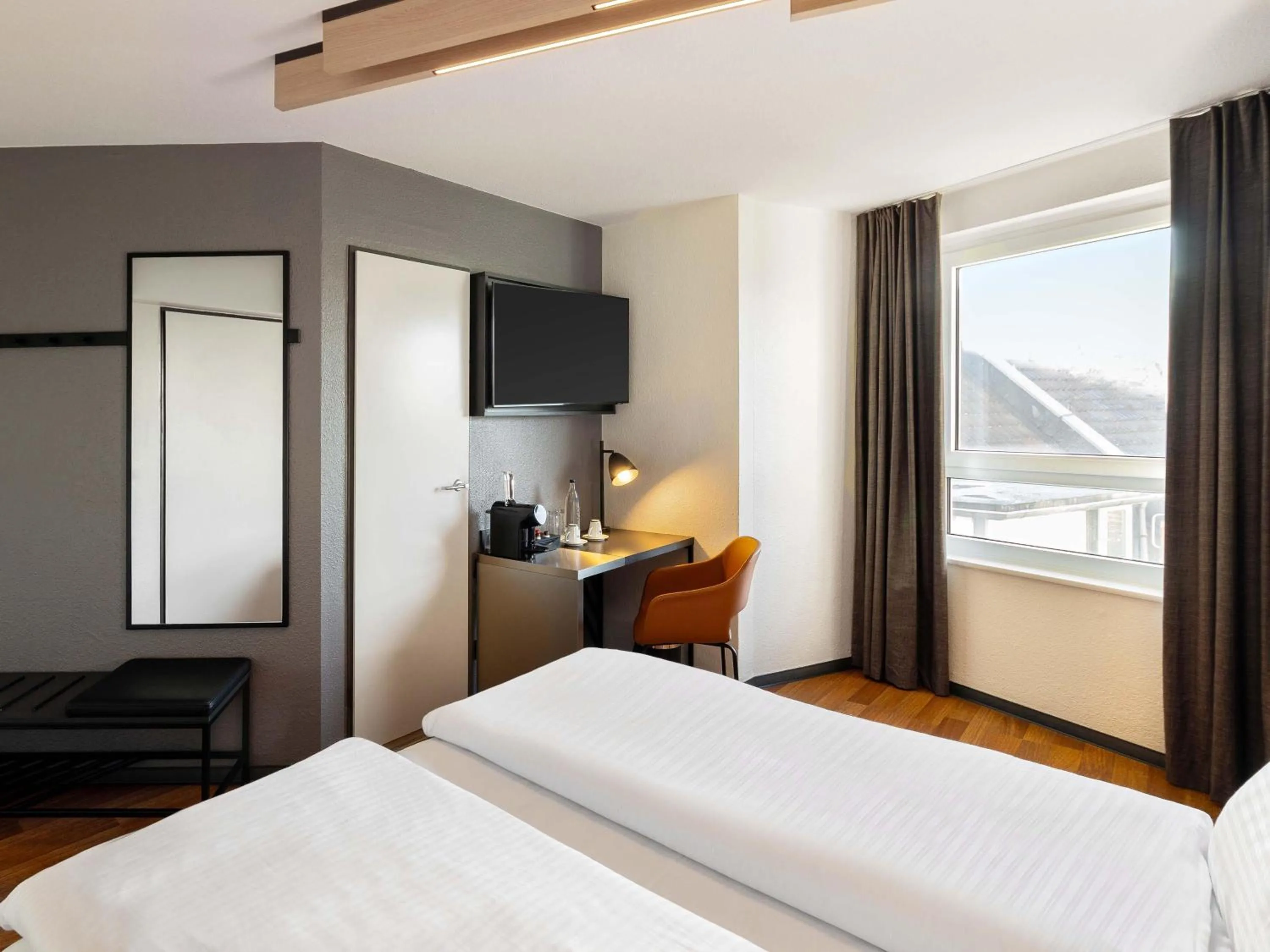 Photo of the whole room, Bed in B&B Hotel Düsseldorf-Hbf