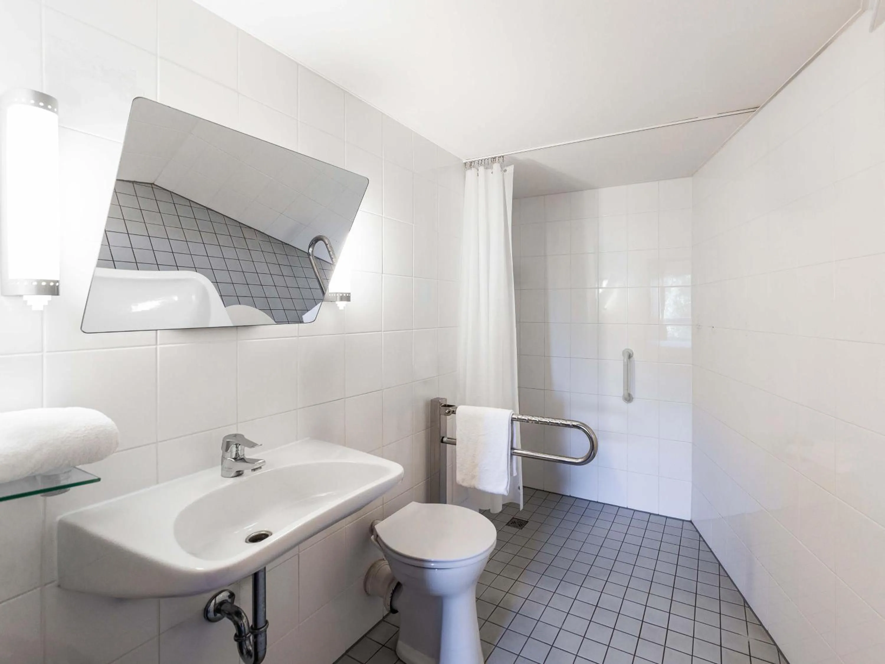 Shower in B&B Hotel Düsseldorf-Hbf