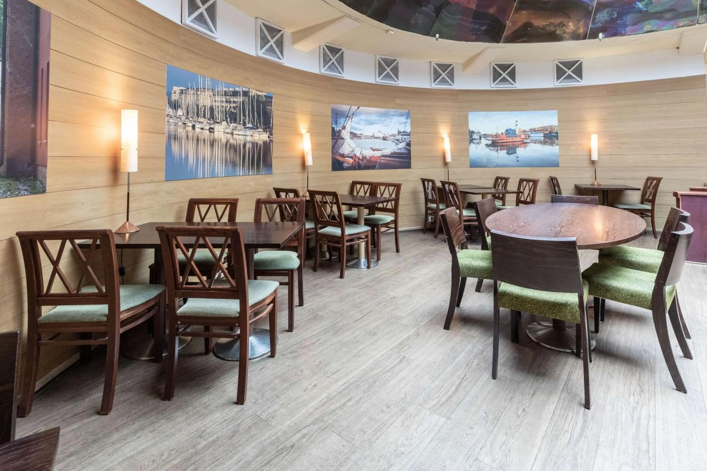 Restaurant/places to eat in Scandic Atrium